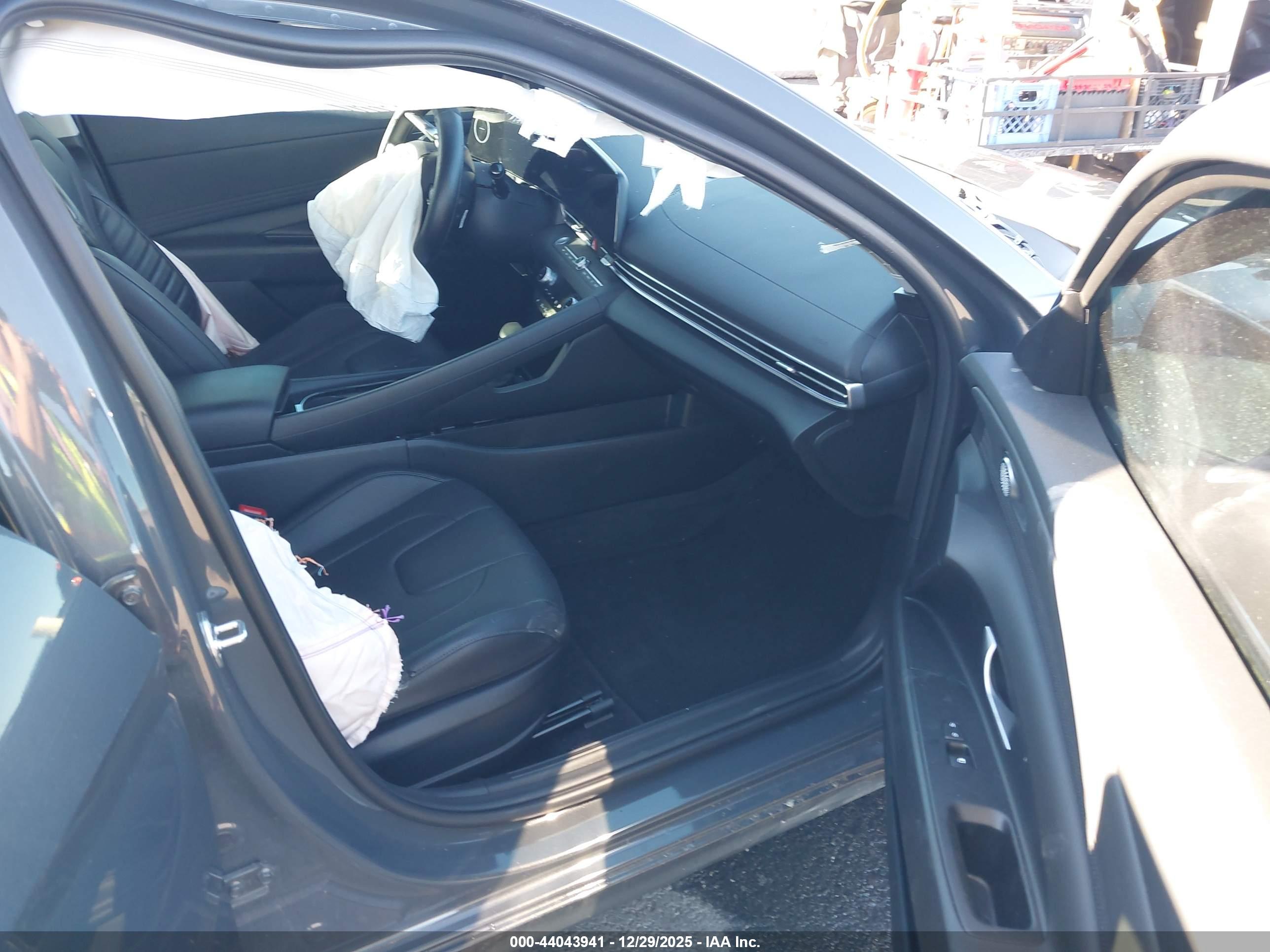 HYUNDAI ELANTRA image 5