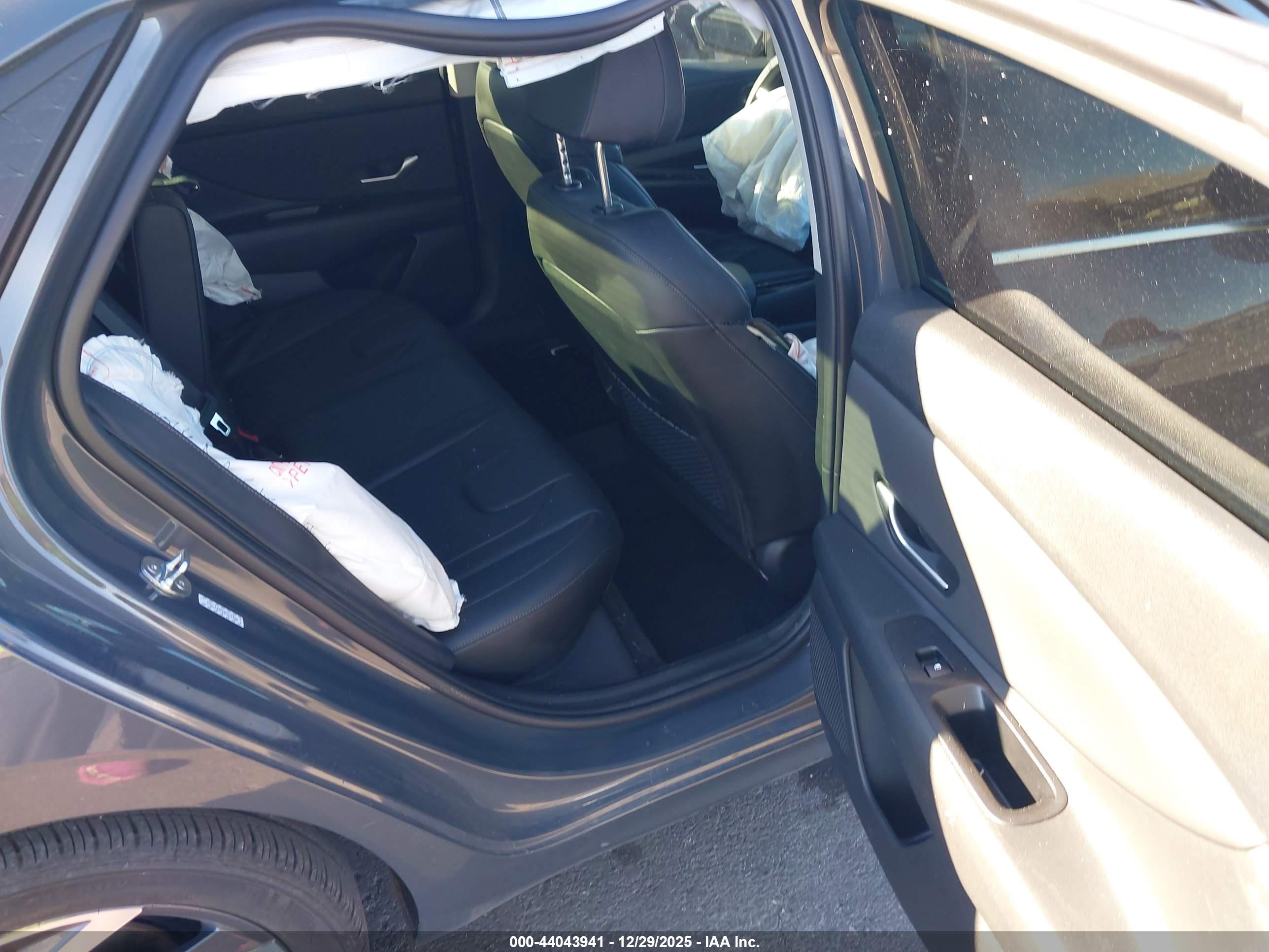 HYUNDAI ELANTRA image 8