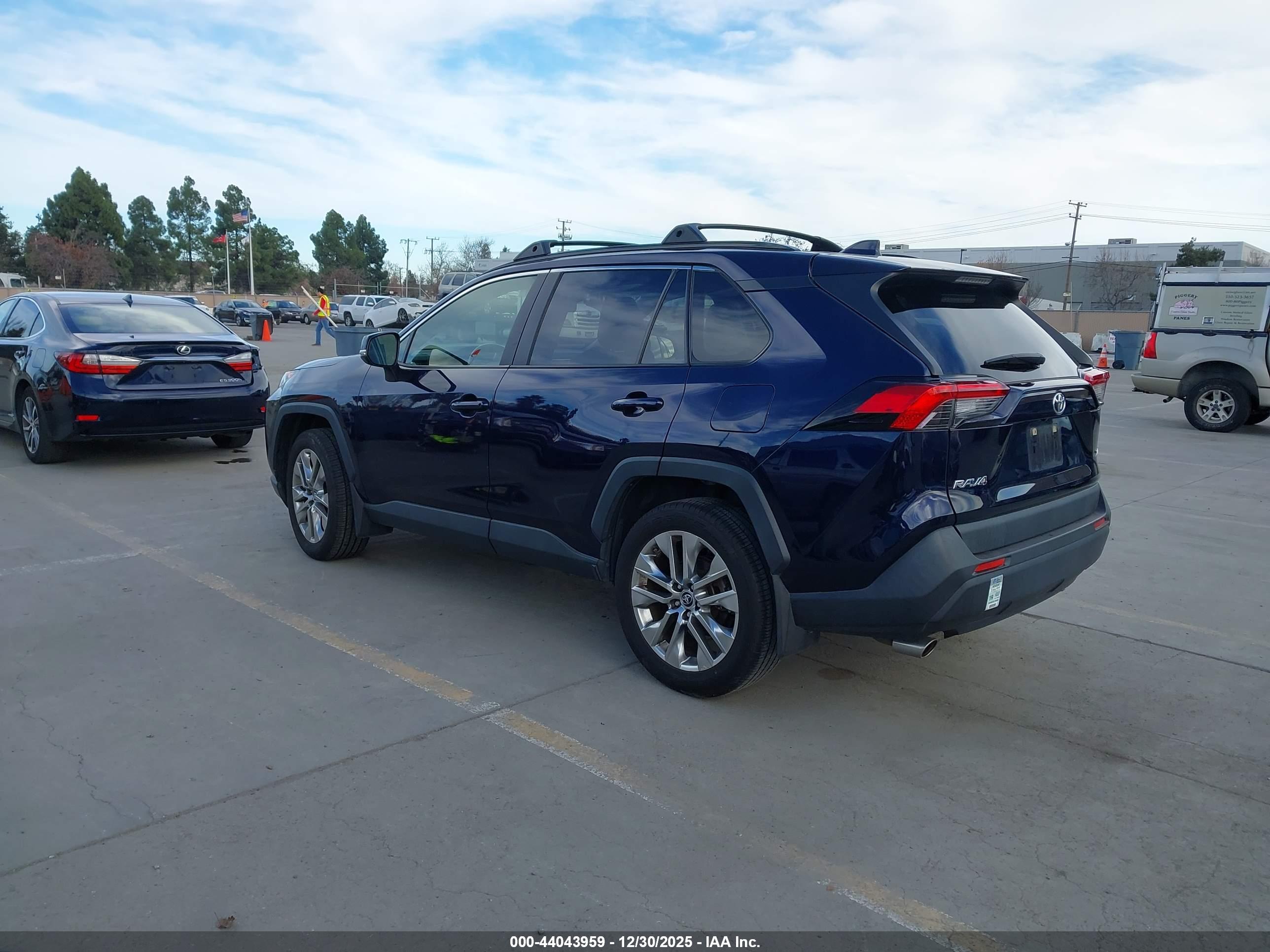 TOYOTA RAV4 image 3