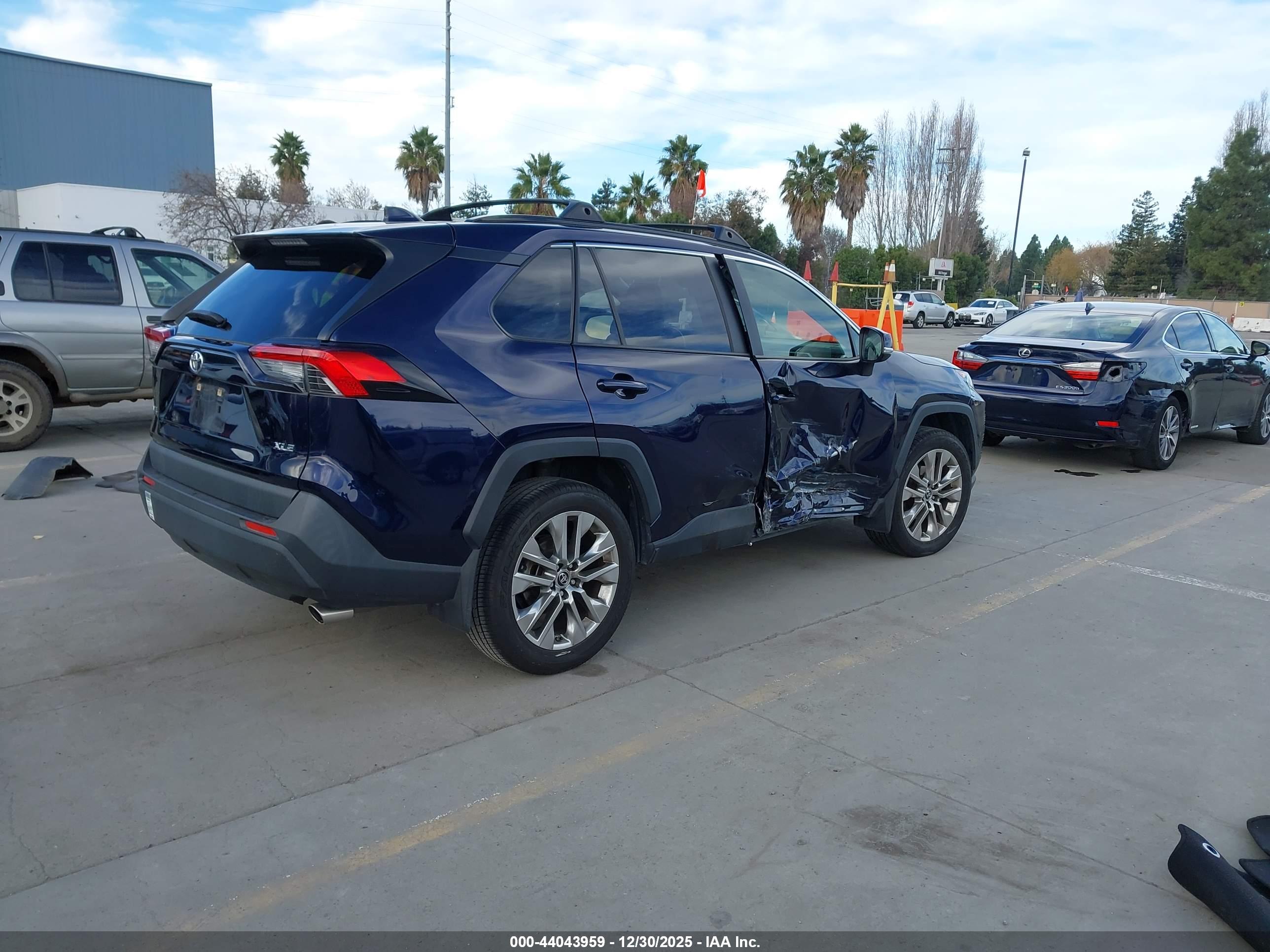 TOYOTA RAV4 image 4