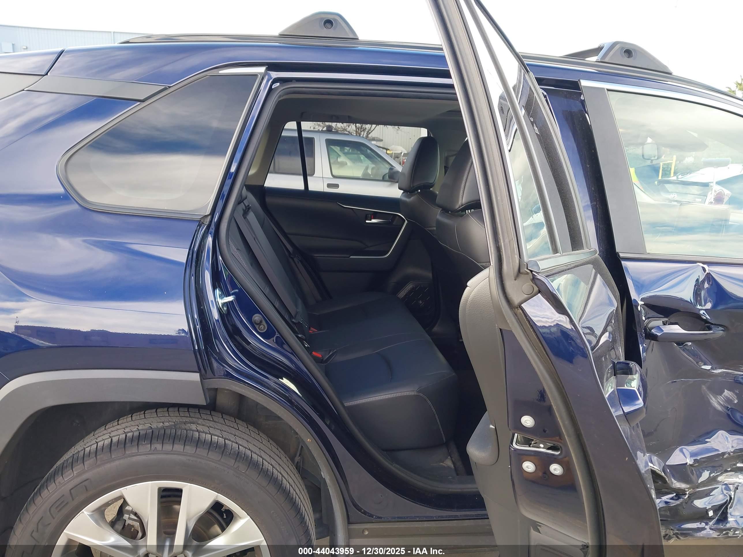 TOYOTA RAV4 image 8