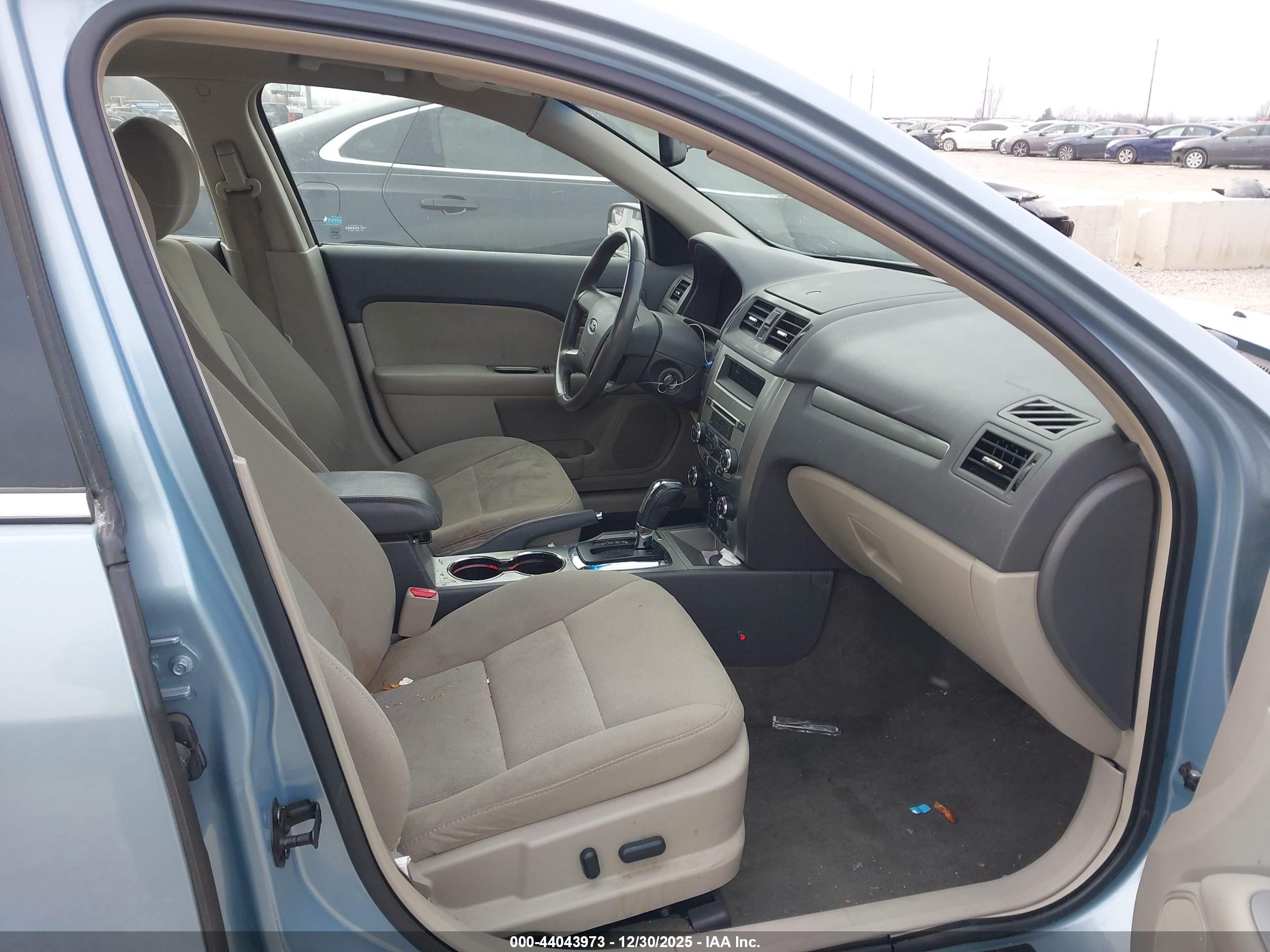 FORD FUSION image 5