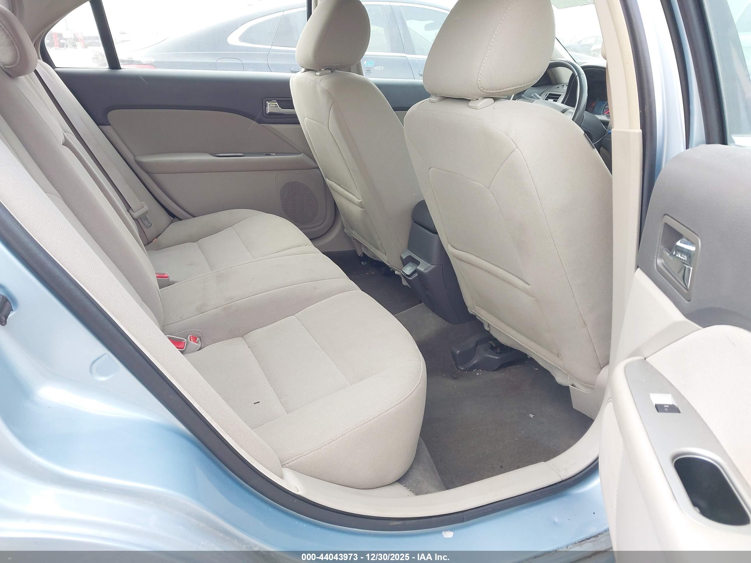 FORD FUSION image 8