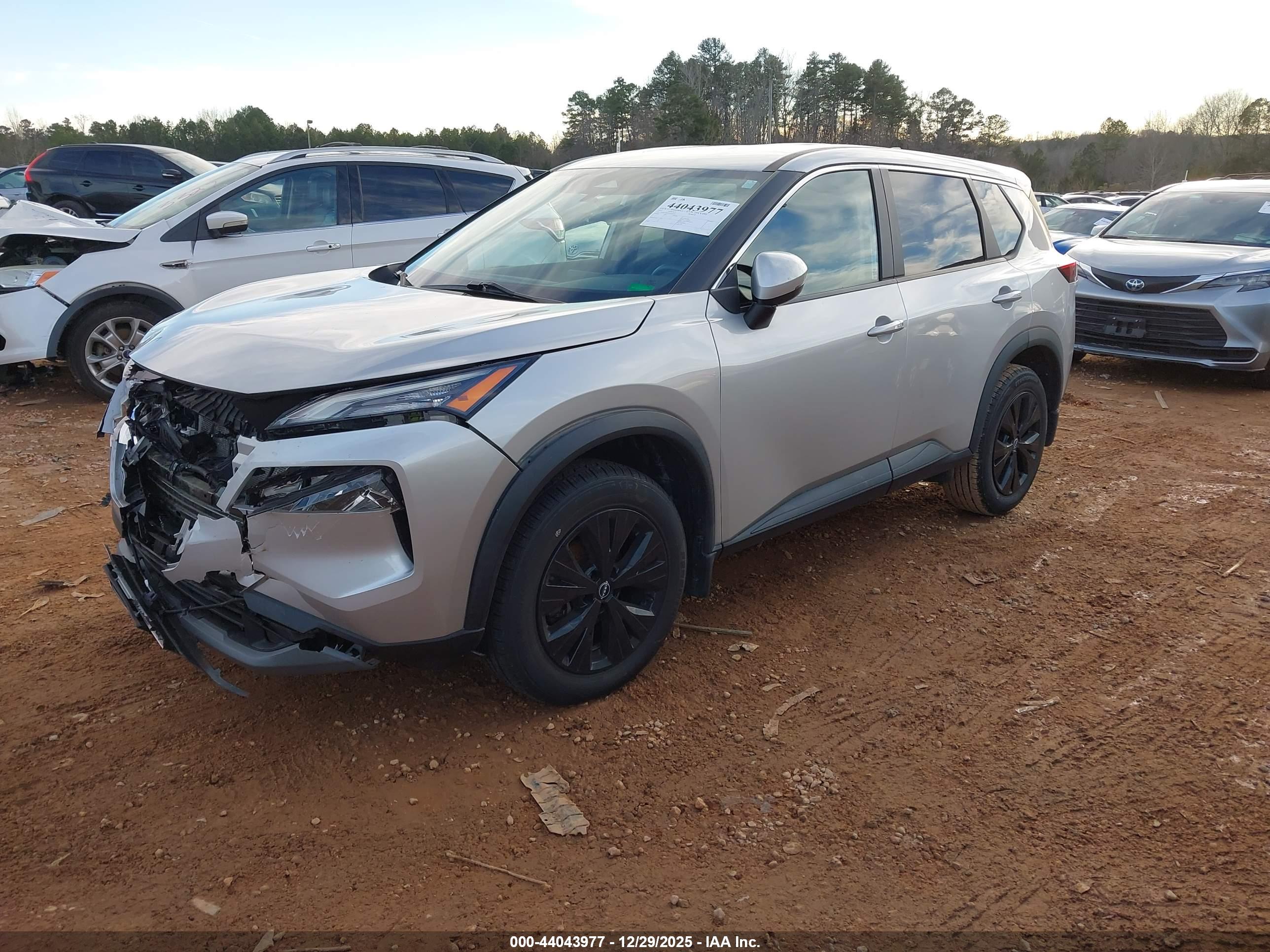 NISSAN ROGUE image 2