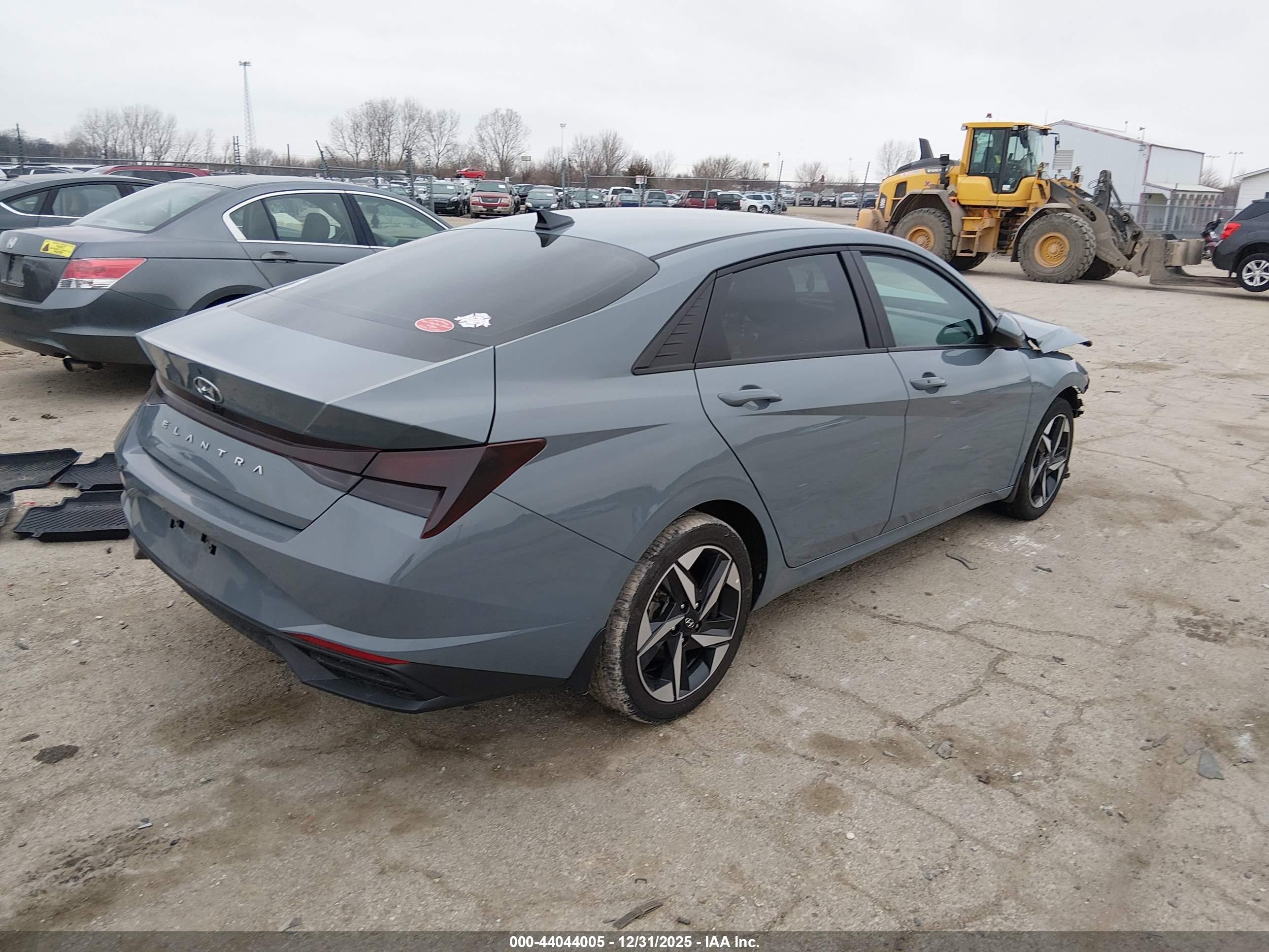 HYUNDAI ELANTRA image 4
