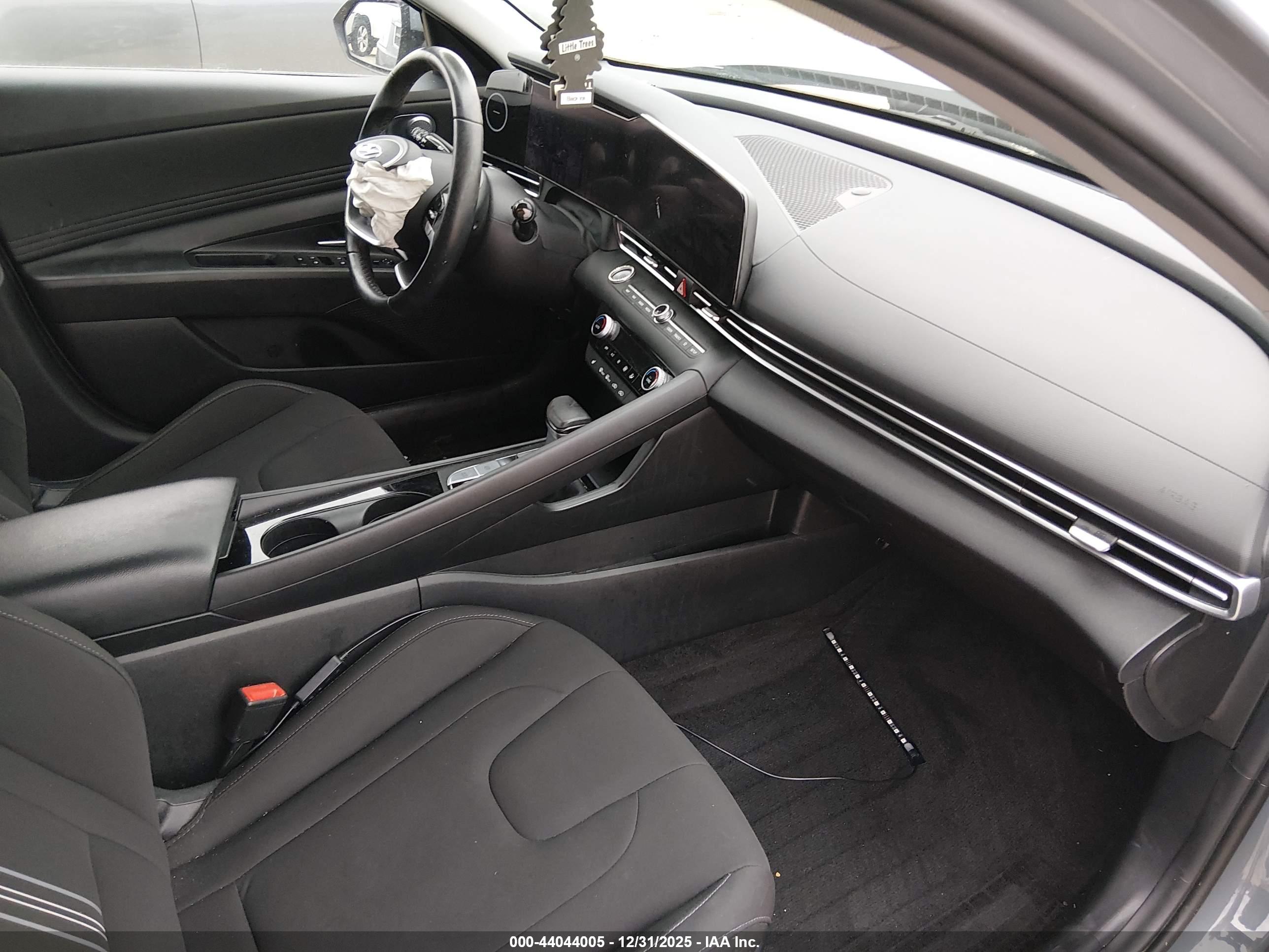HYUNDAI ELANTRA image 5