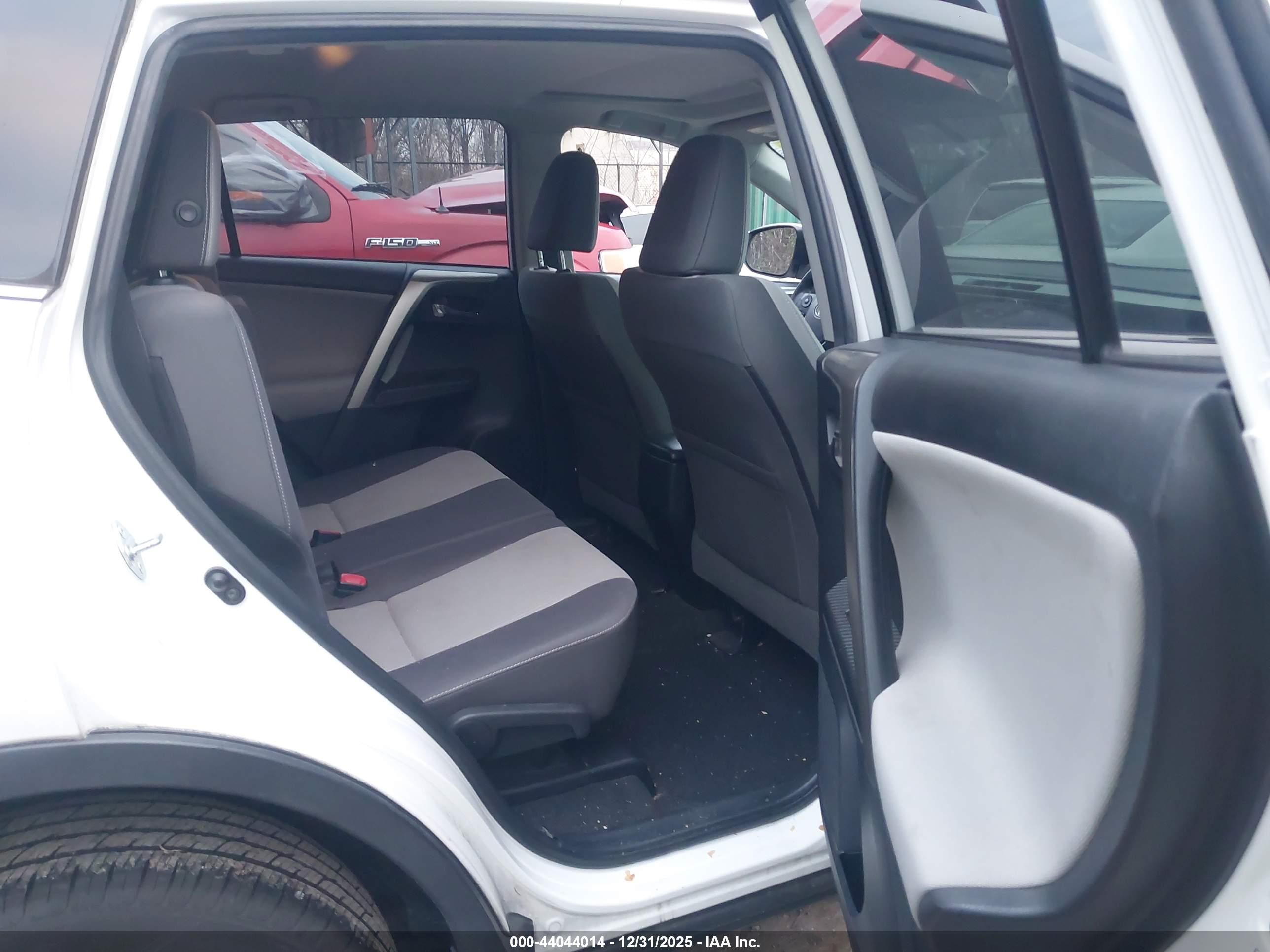 TOYOTA RAV4 image 8