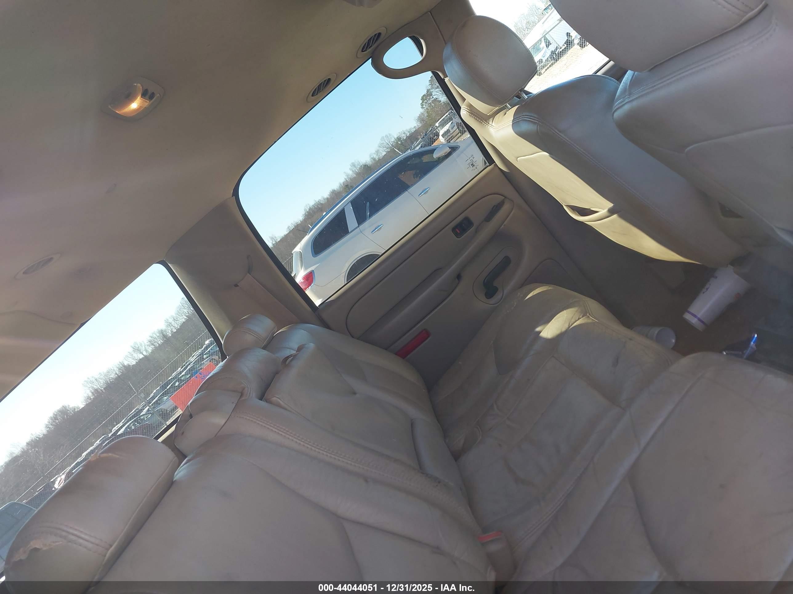 CHEVROLET SUBURBAN image 8