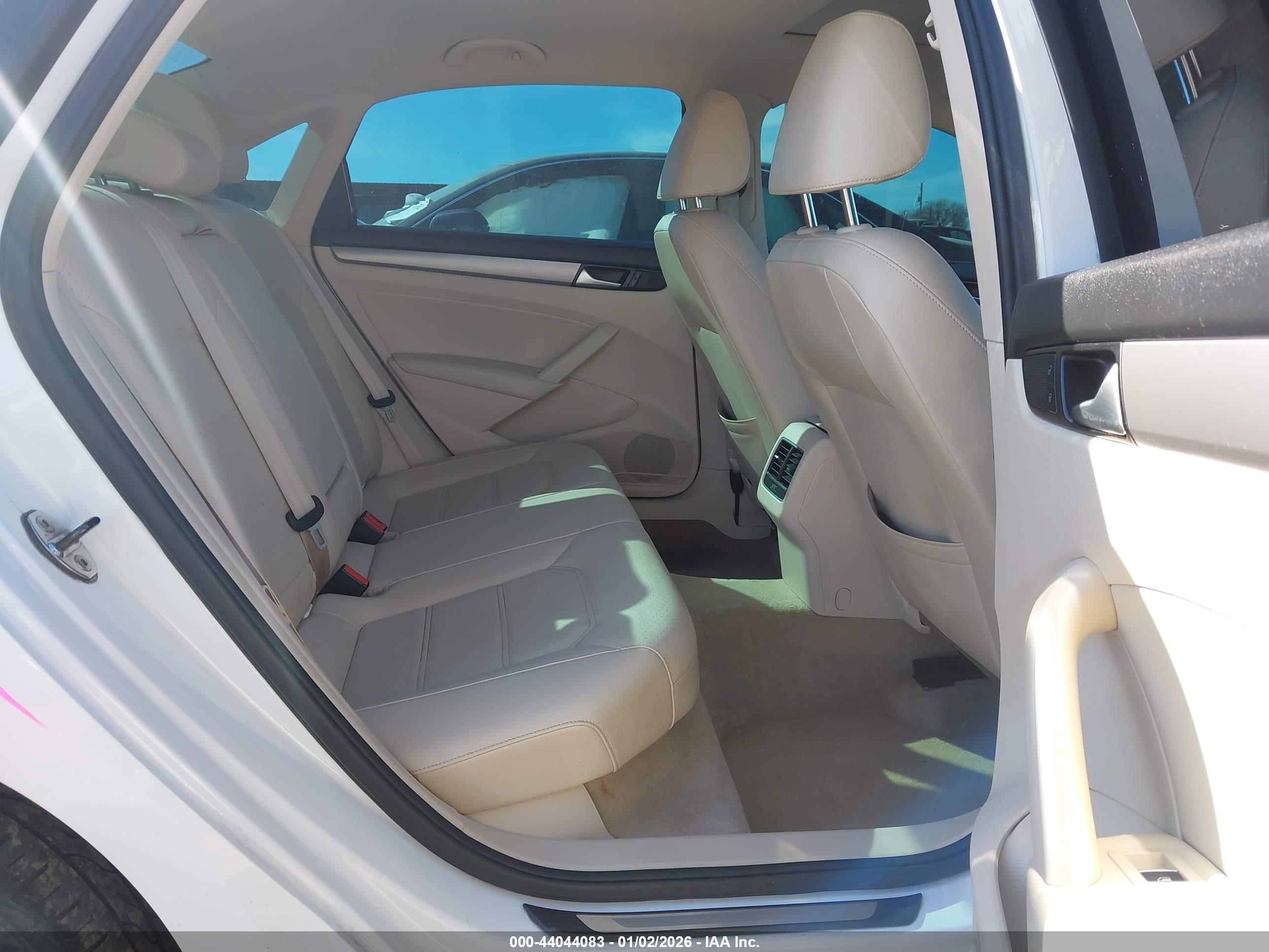 VOLKSWAGEN PASSAT image 8