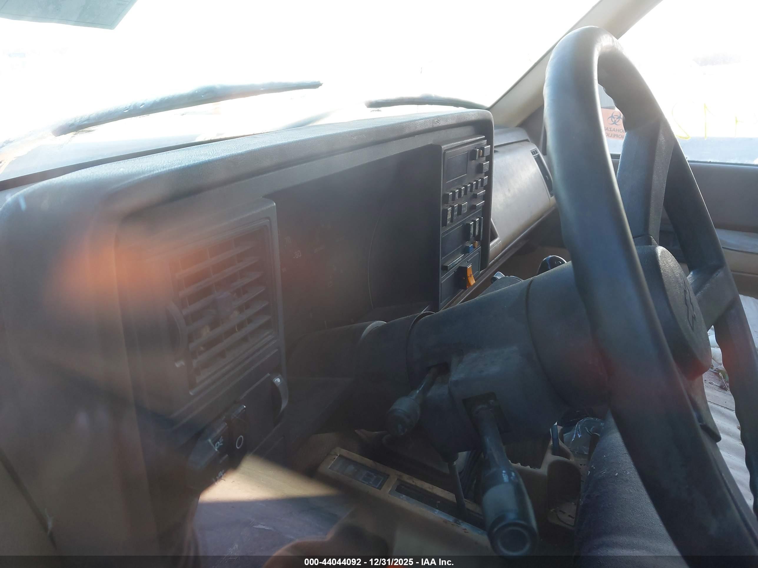 CHEVROLET GMT-400 image 7