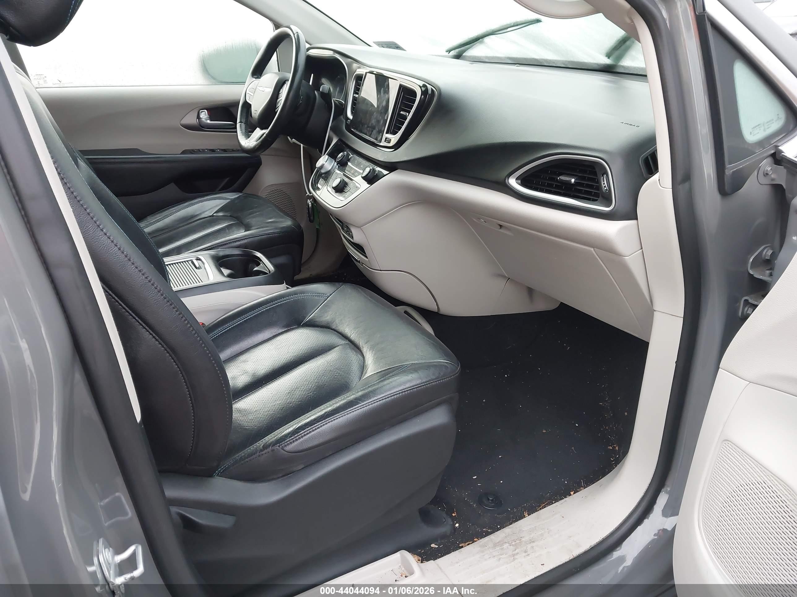 CHRYSLER PACIFICA image 5