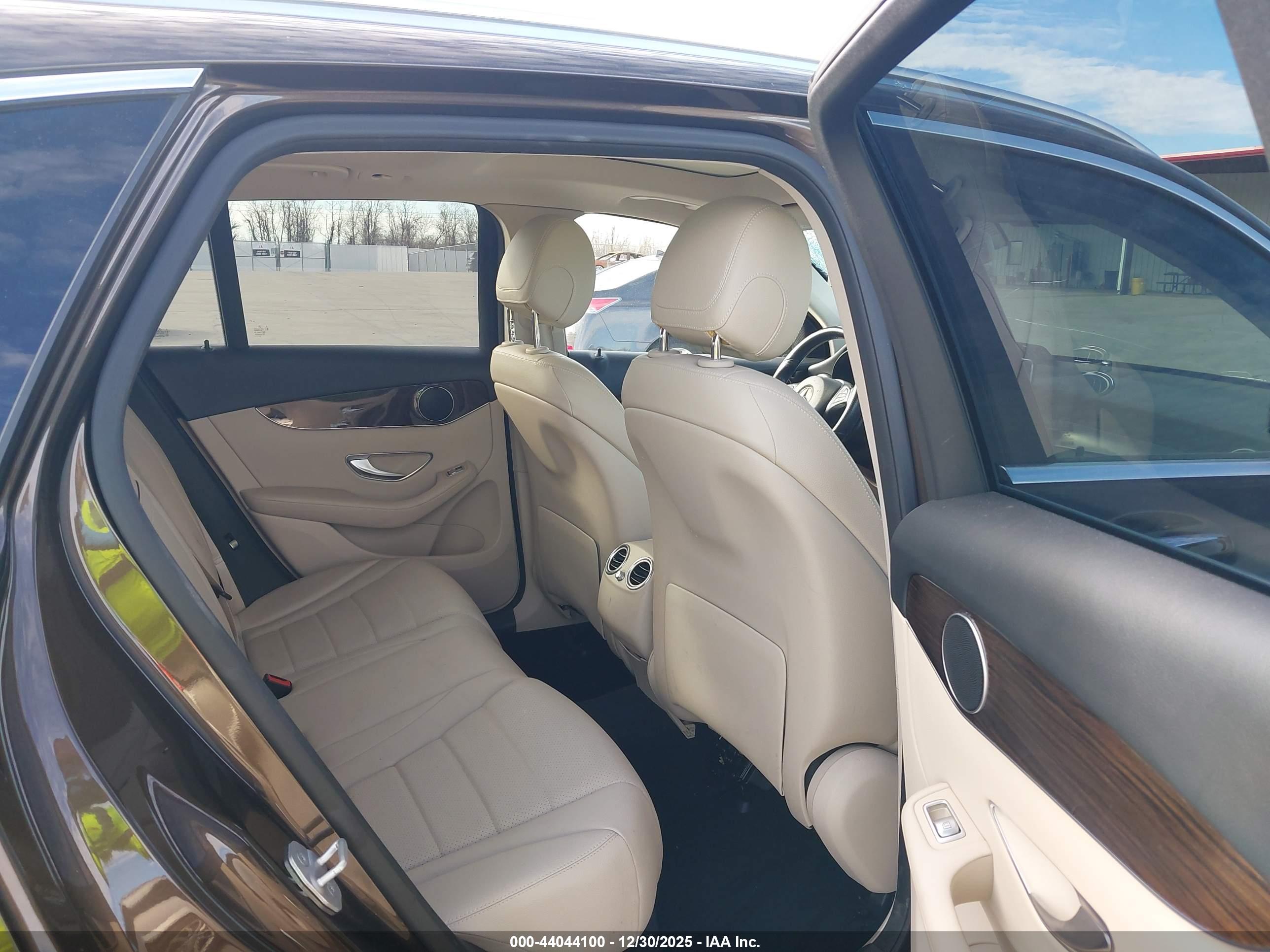 MERCEDES-BENZ GLC image 8
