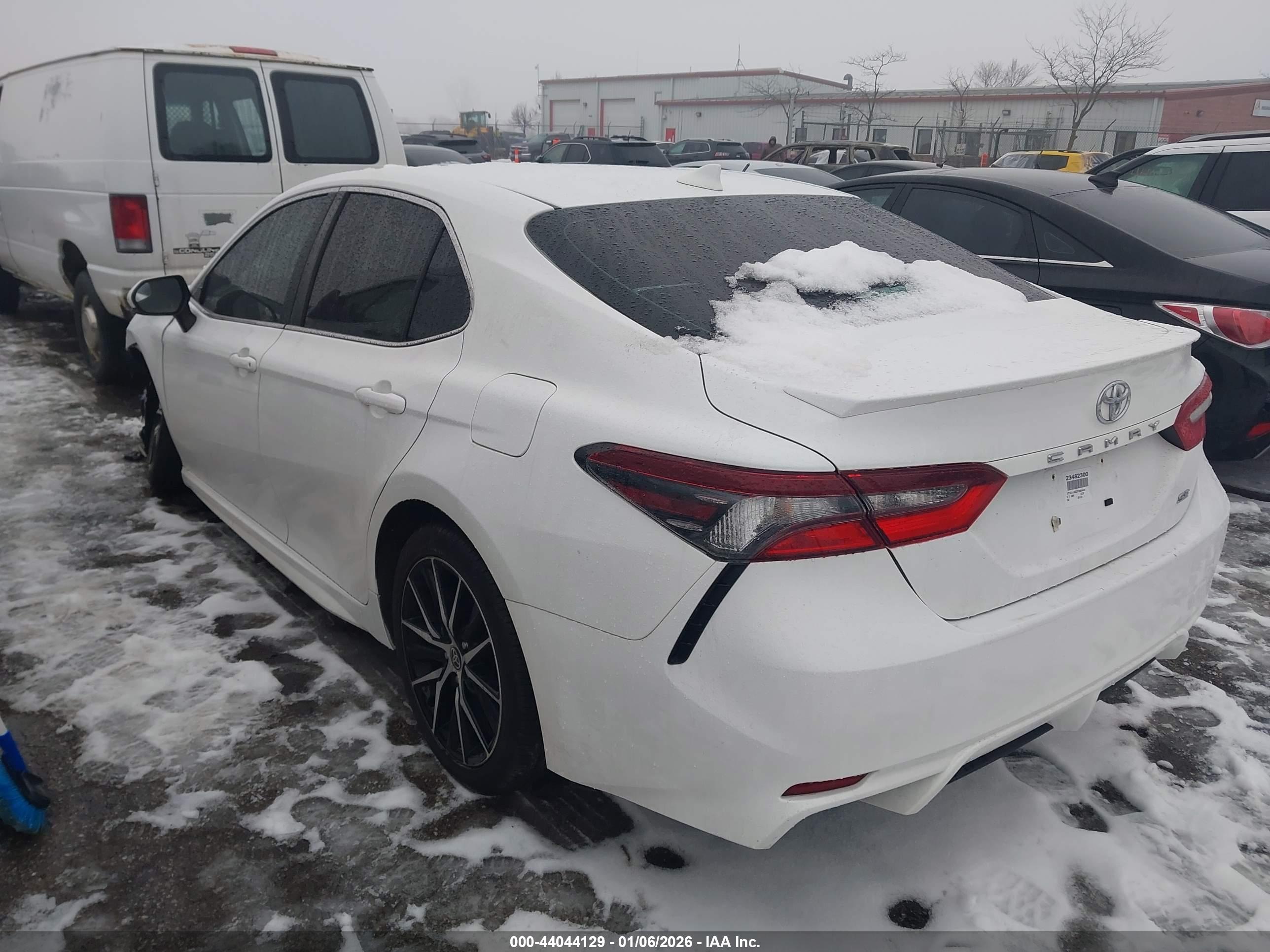 TOYOTA CAMRY image 3