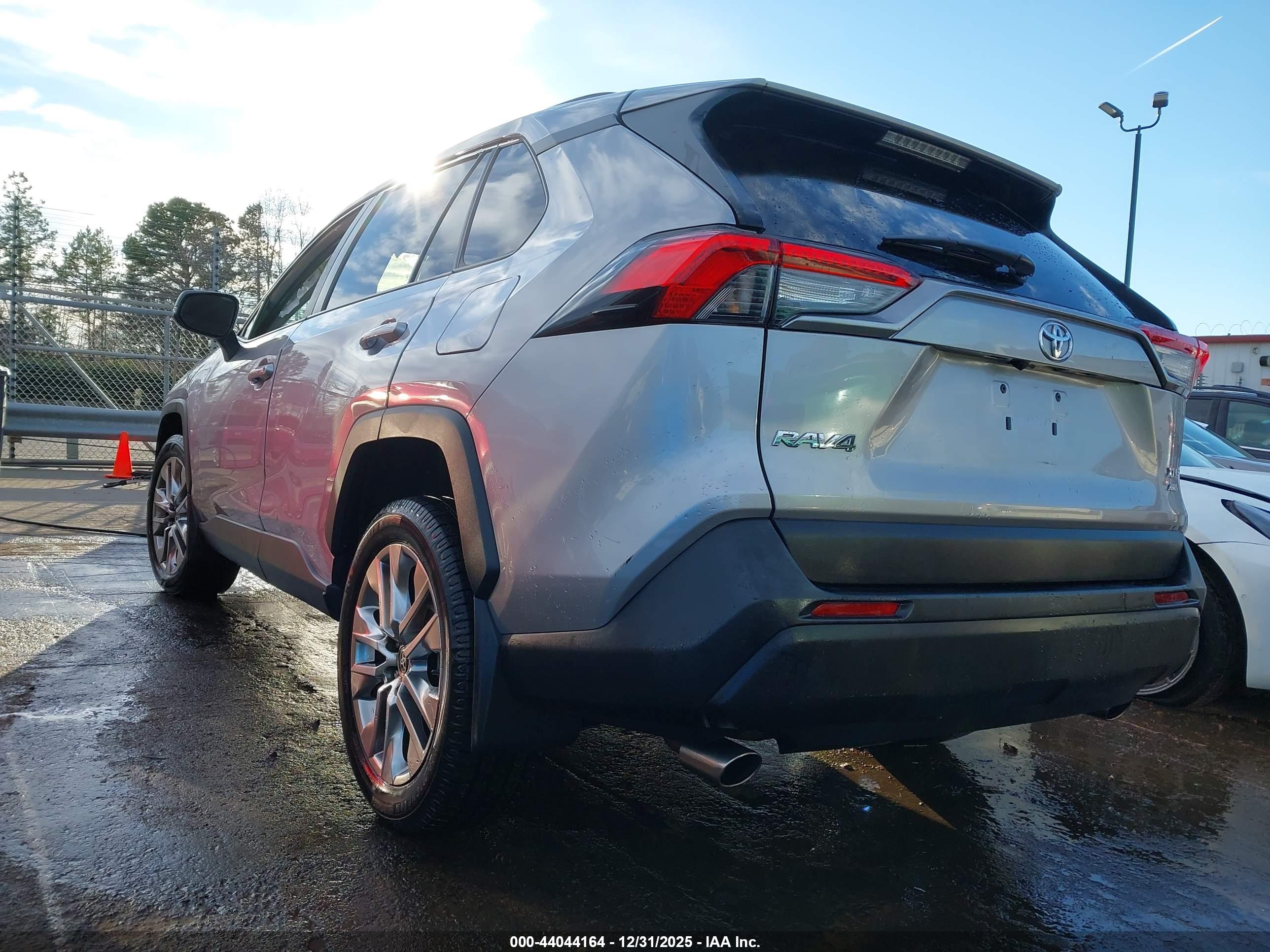 TOYOTA RAV4 image 3