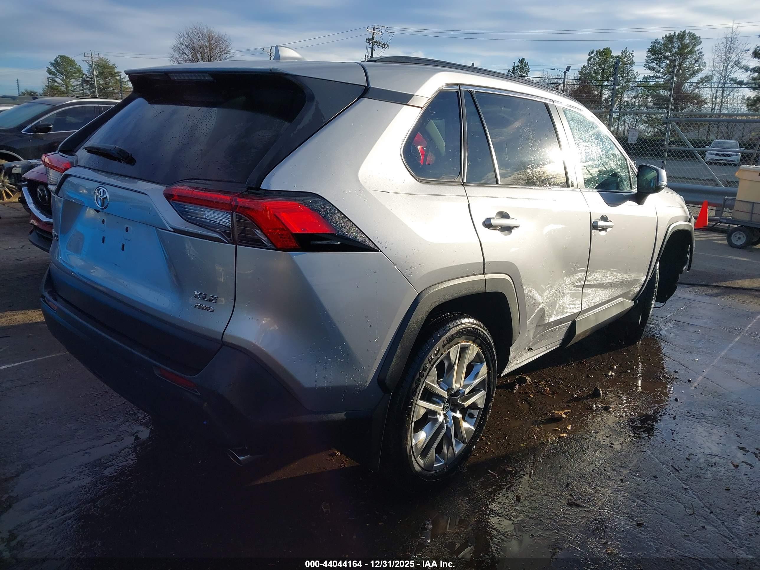 TOYOTA RAV4 image 4