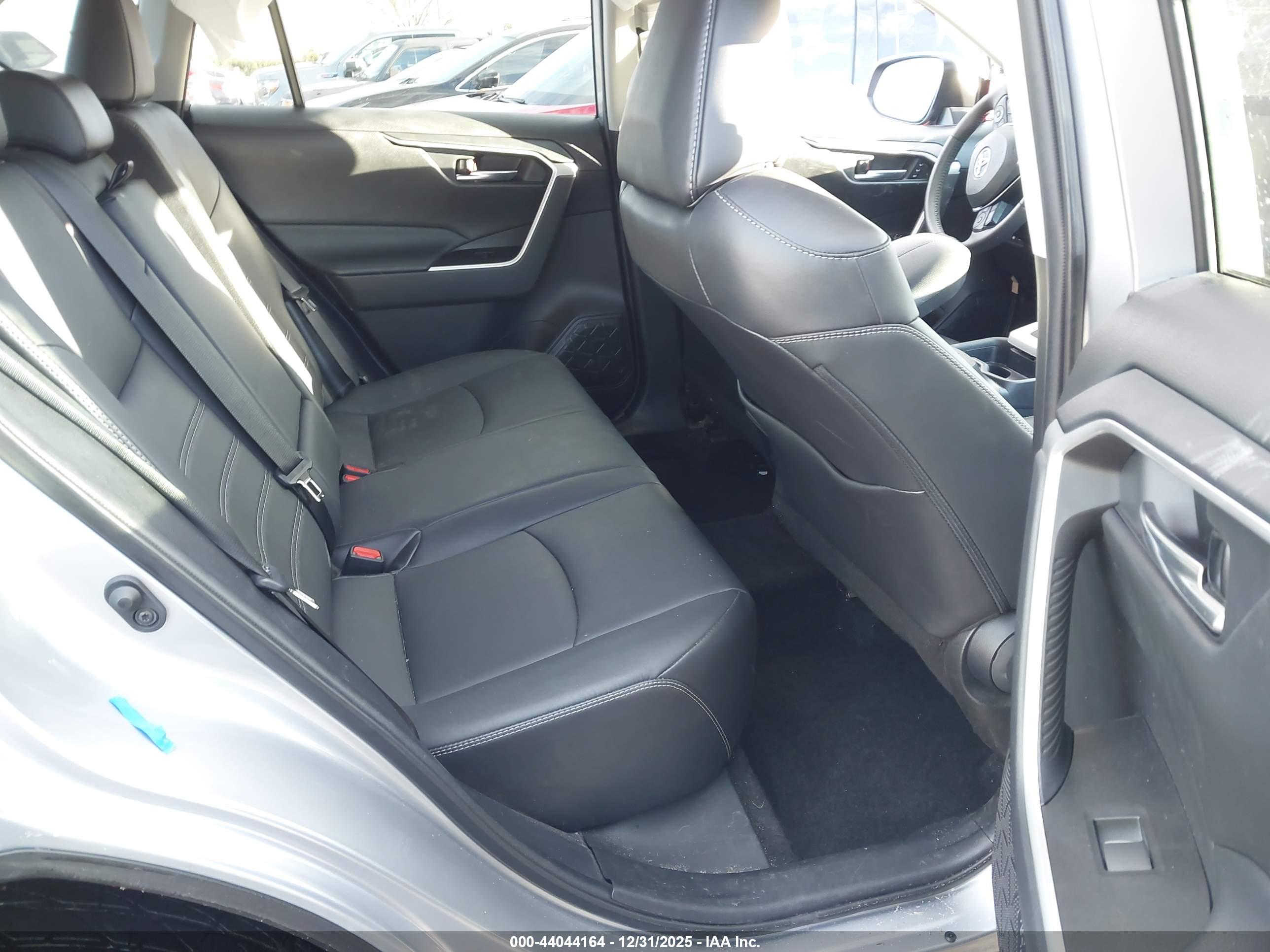 TOYOTA RAV4 image 8