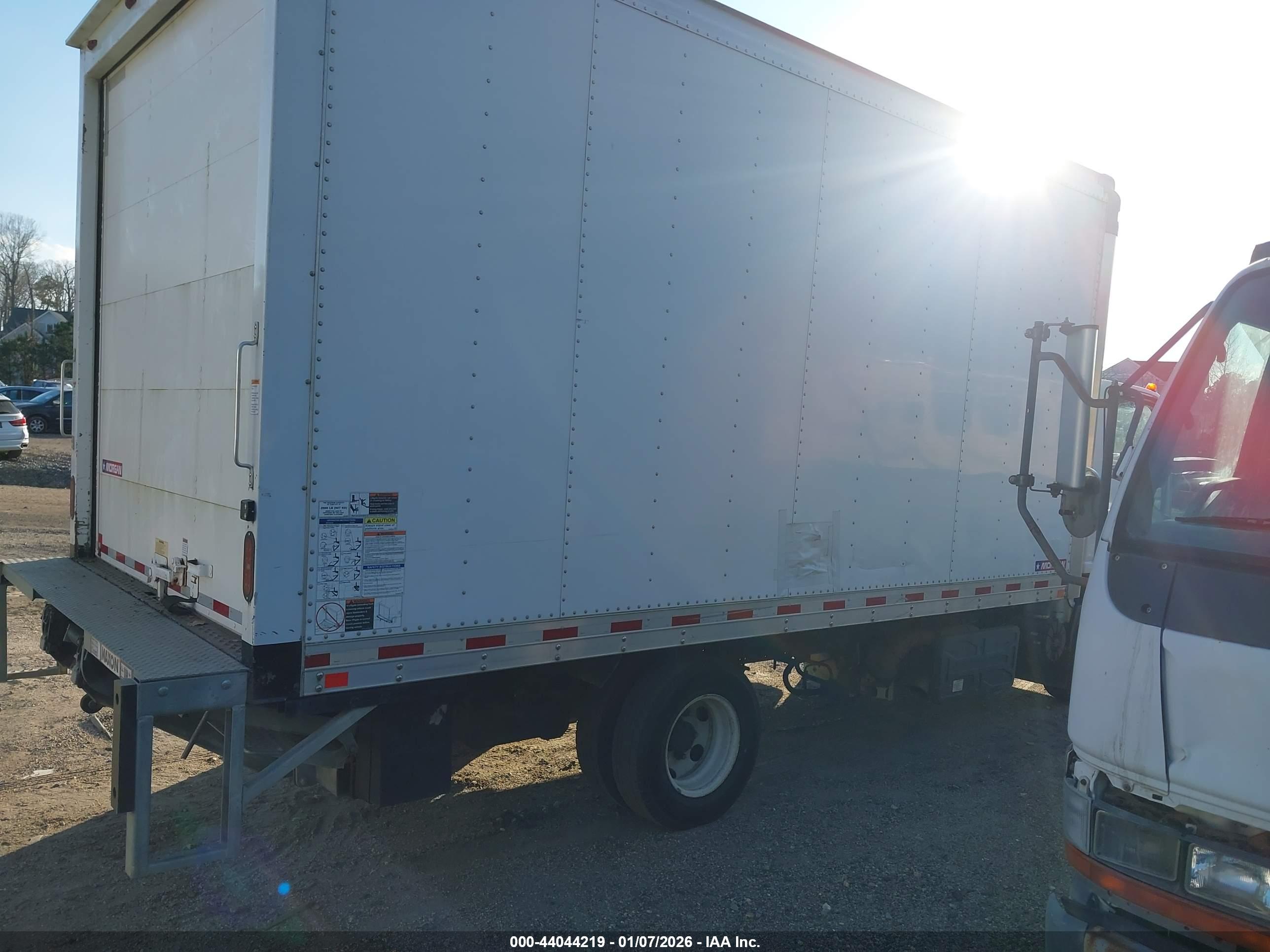 ISUZU NPR image 4