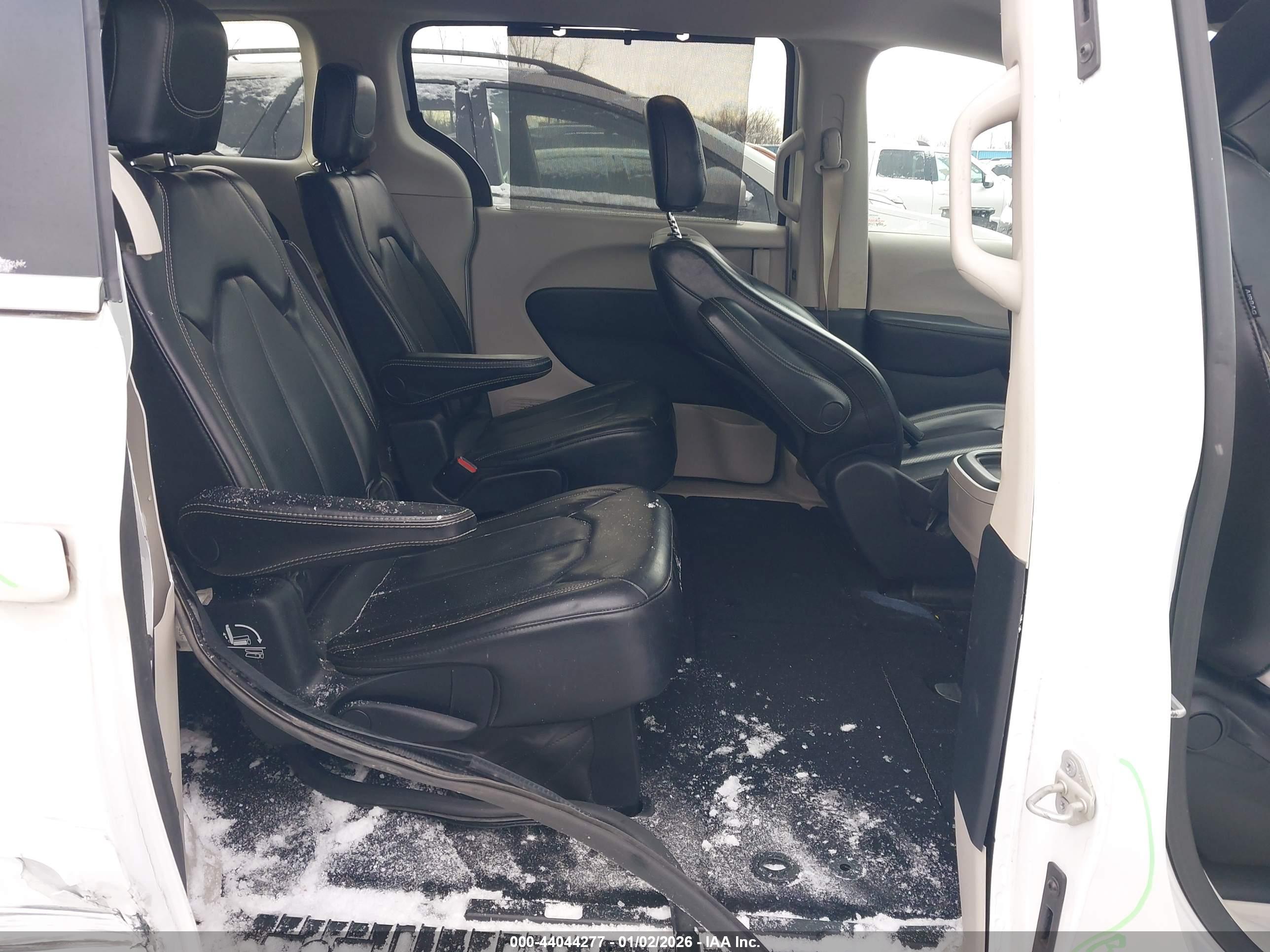CHRYSLER VOYAGER image 8