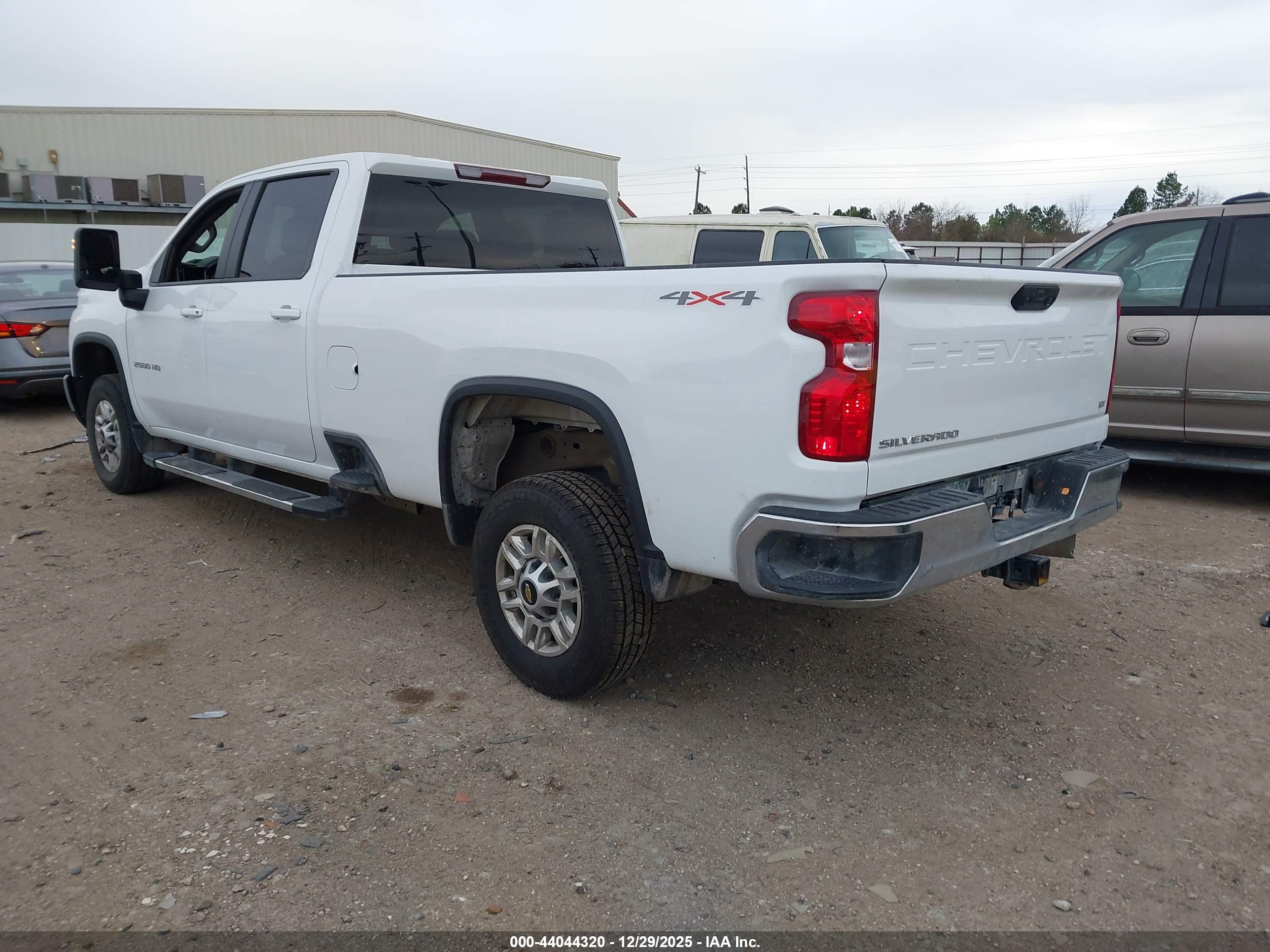 CHEVROLET SILVERADO image 3