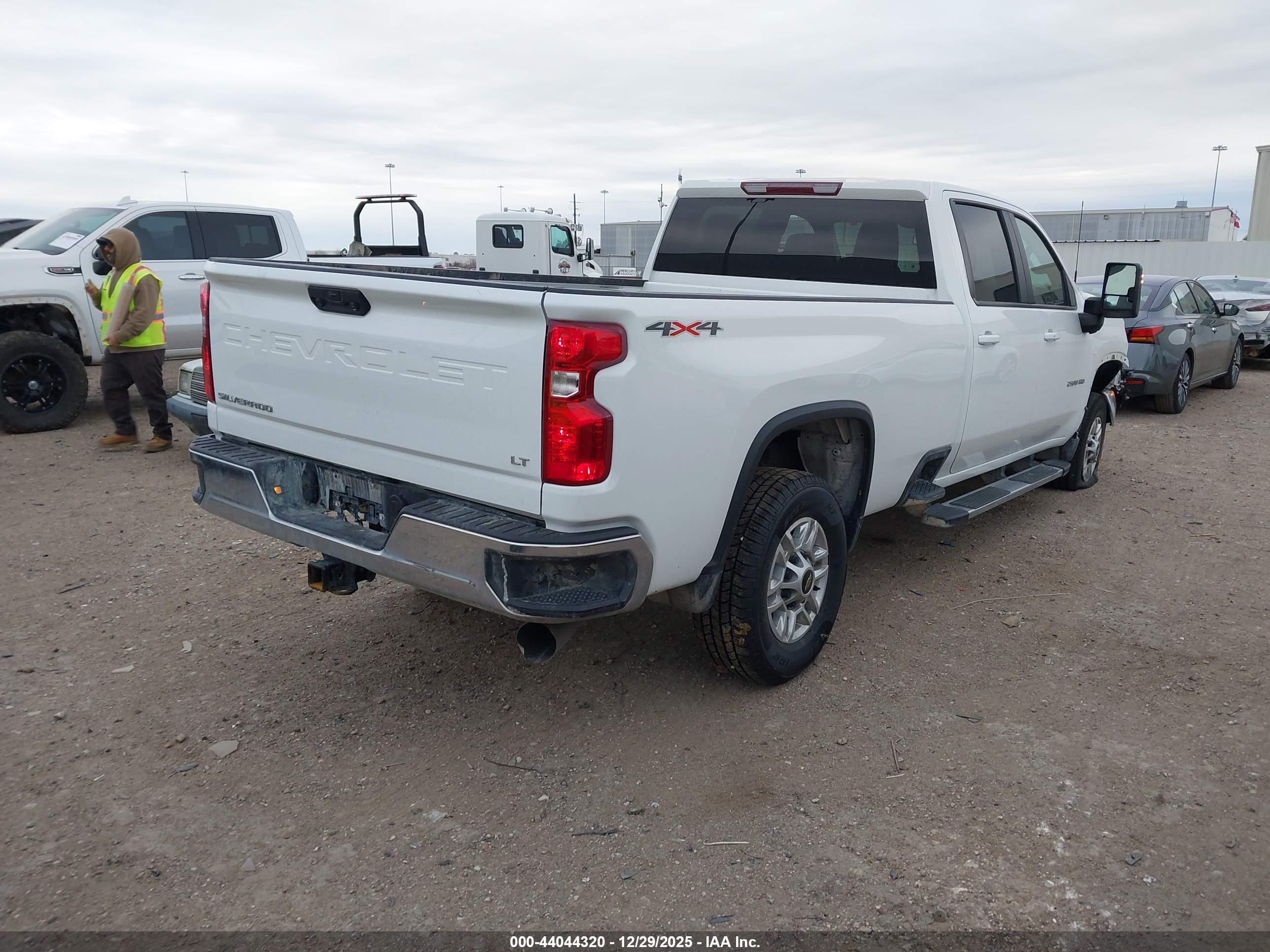 CHEVROLET SILVERADO image 4