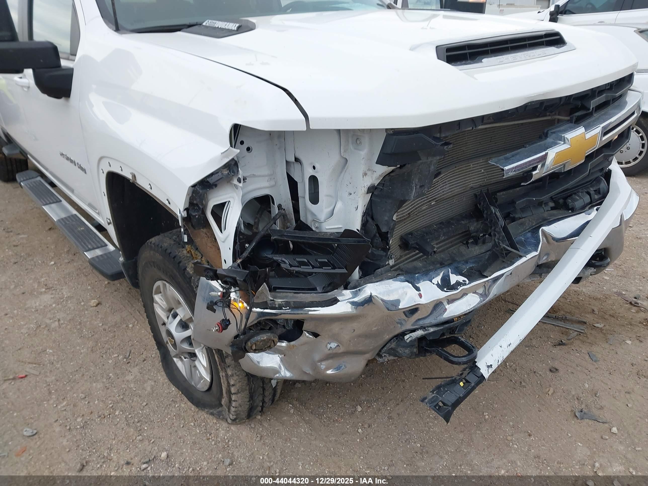 CHEVROLET SILVERADO image 6