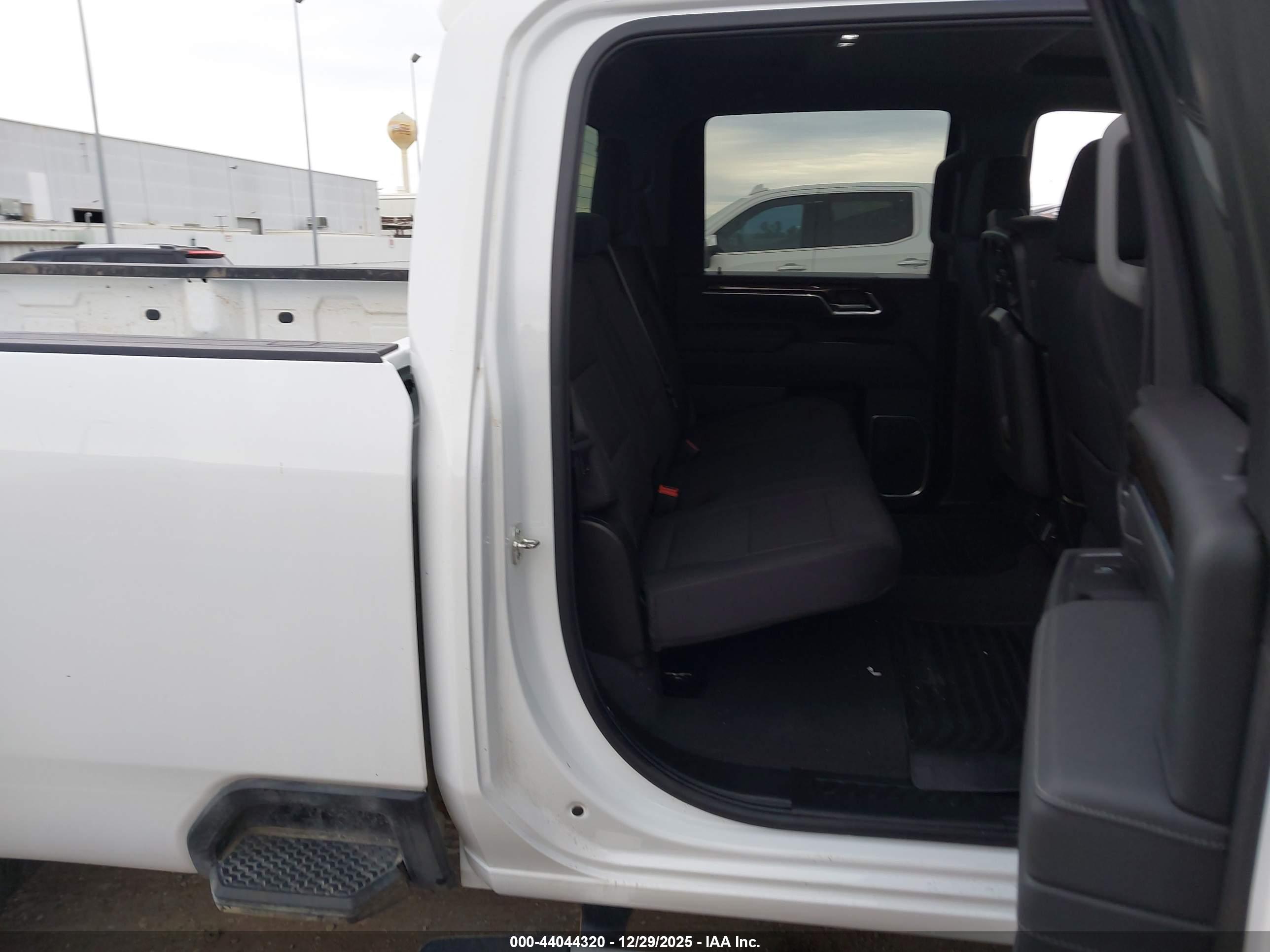CHEVROLET SILVERADO image 8