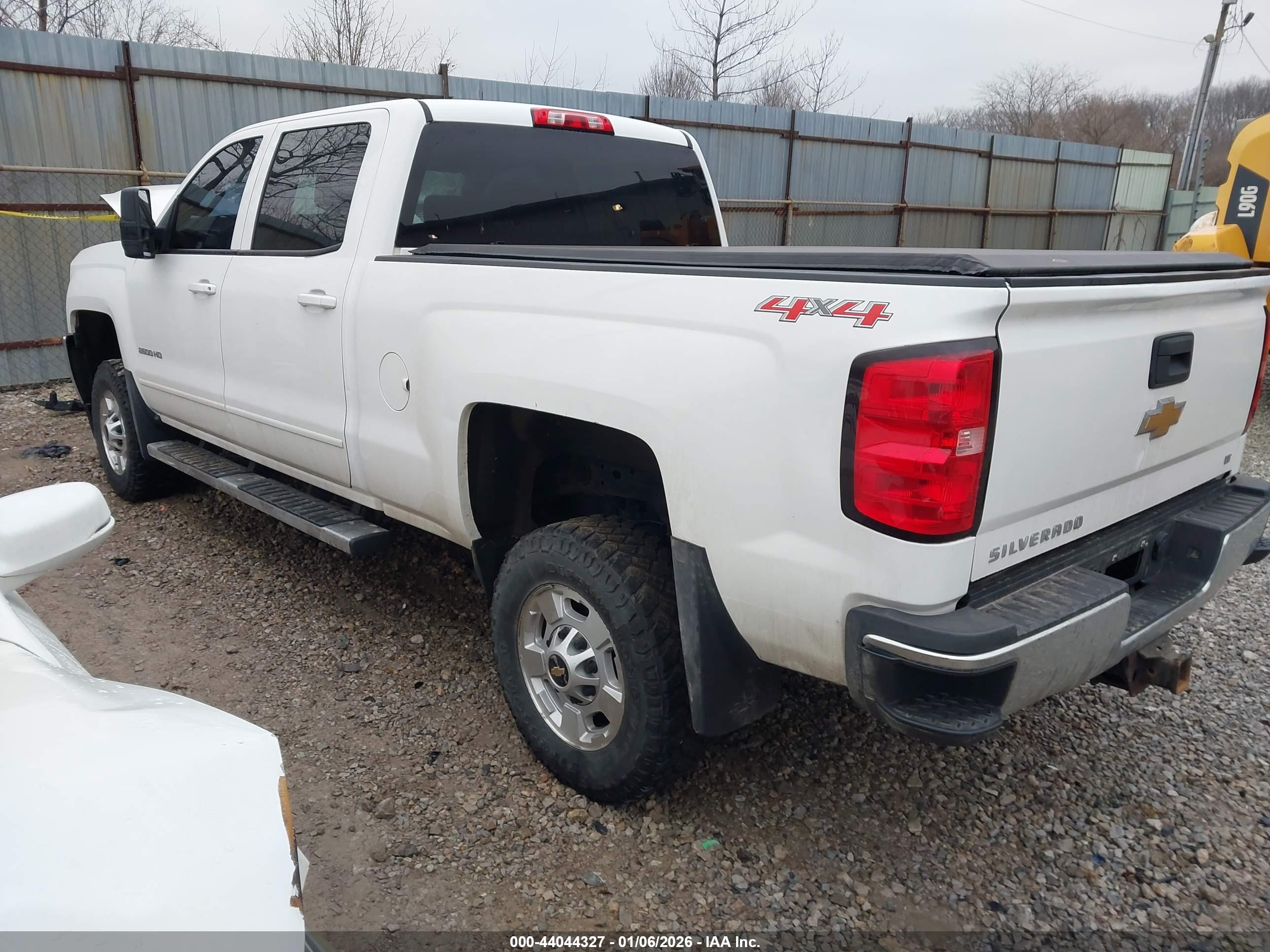 CHEVROLET SILVERADO image 3