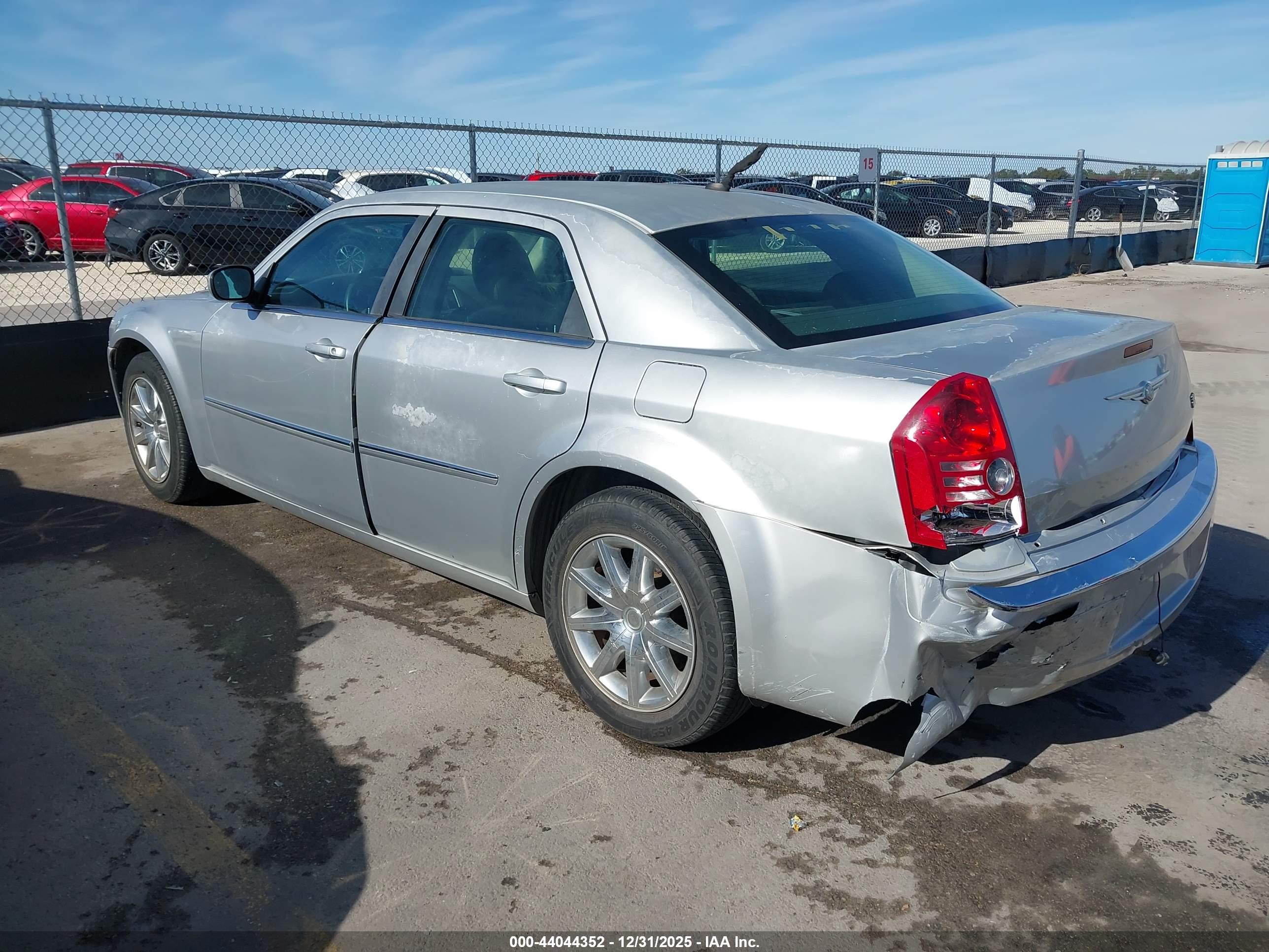 CHRYSLER 300 image 3