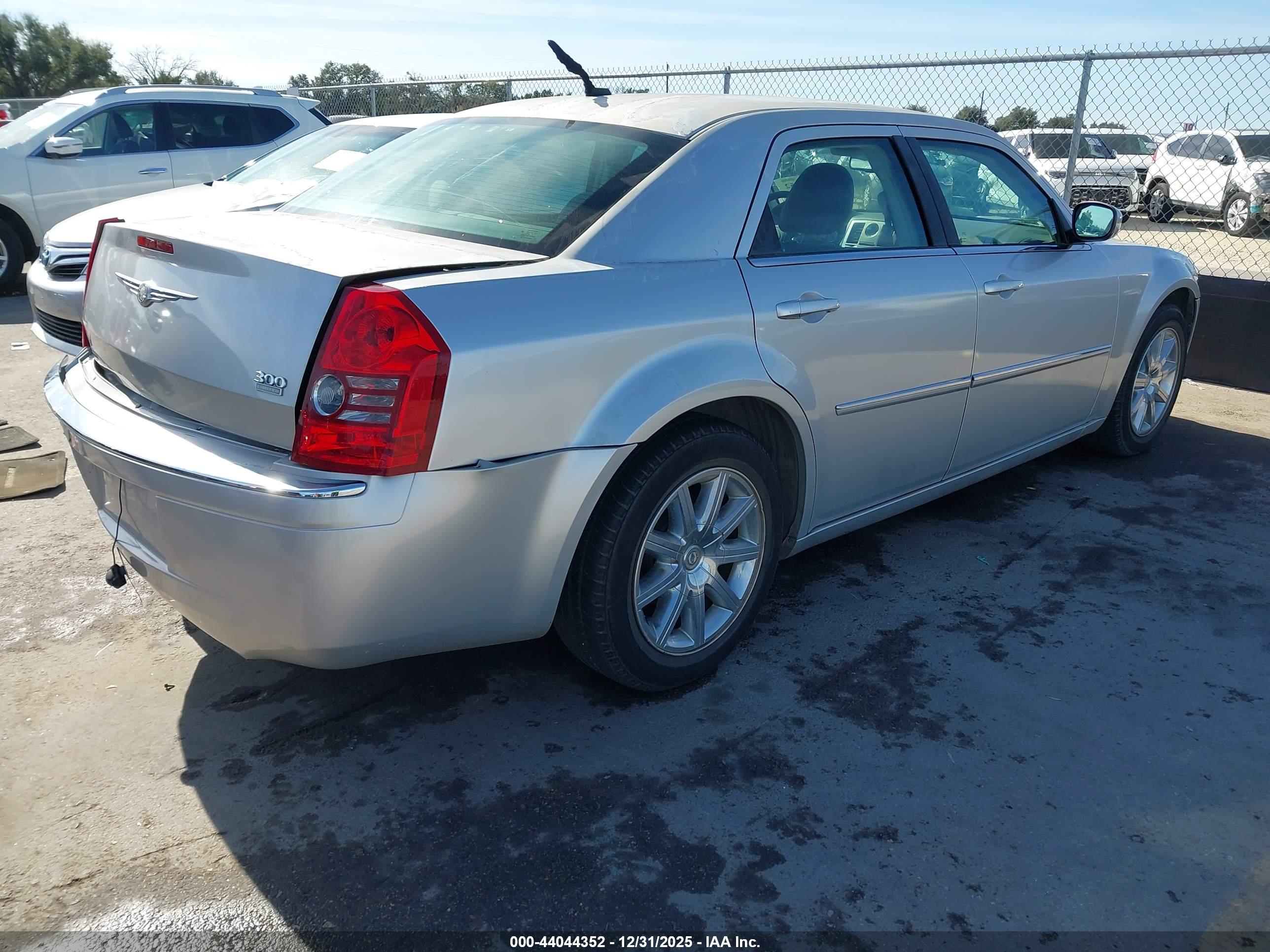 CHRYSLER 300 image 4