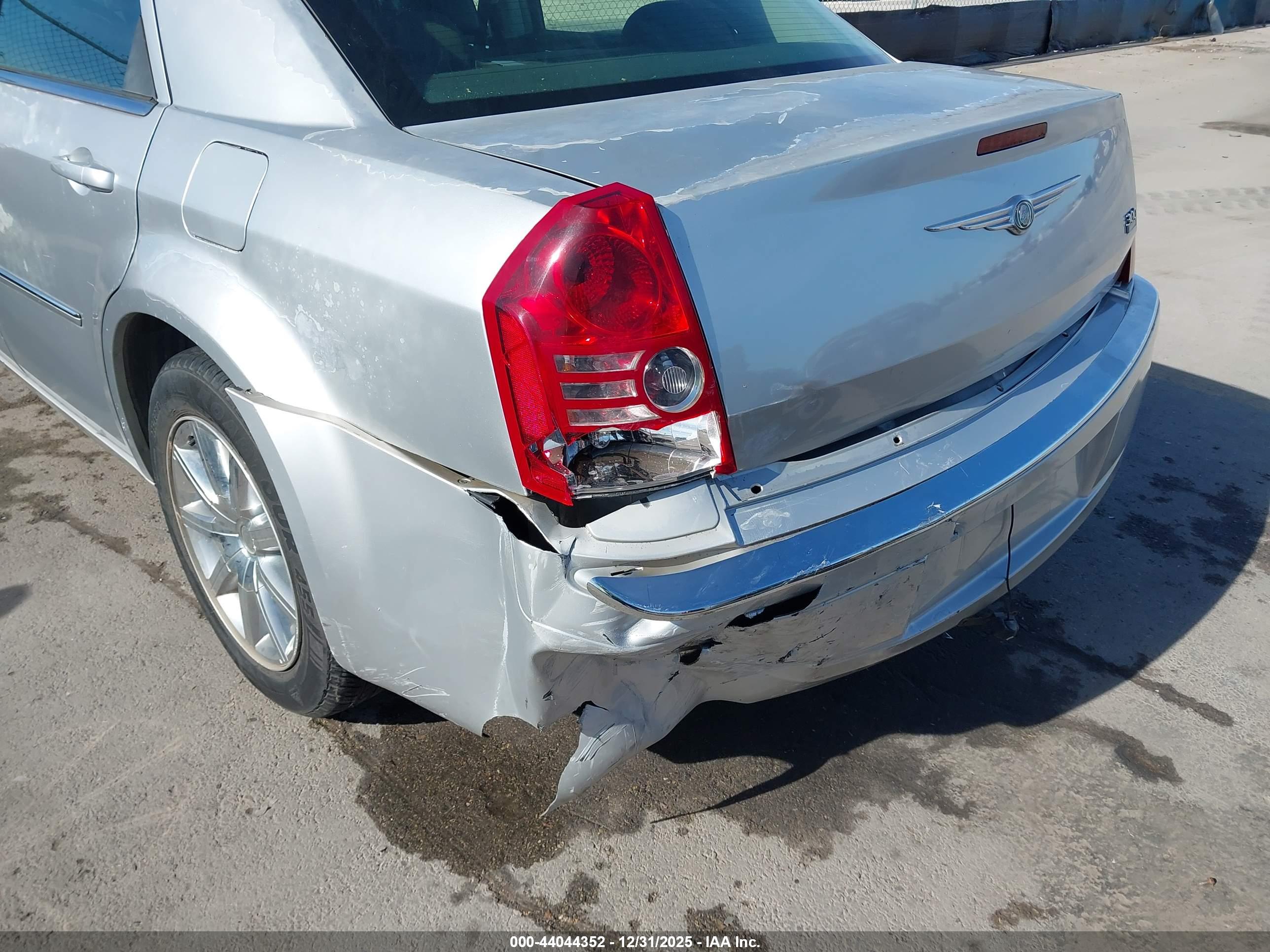 CHRYSLER 300 image 6