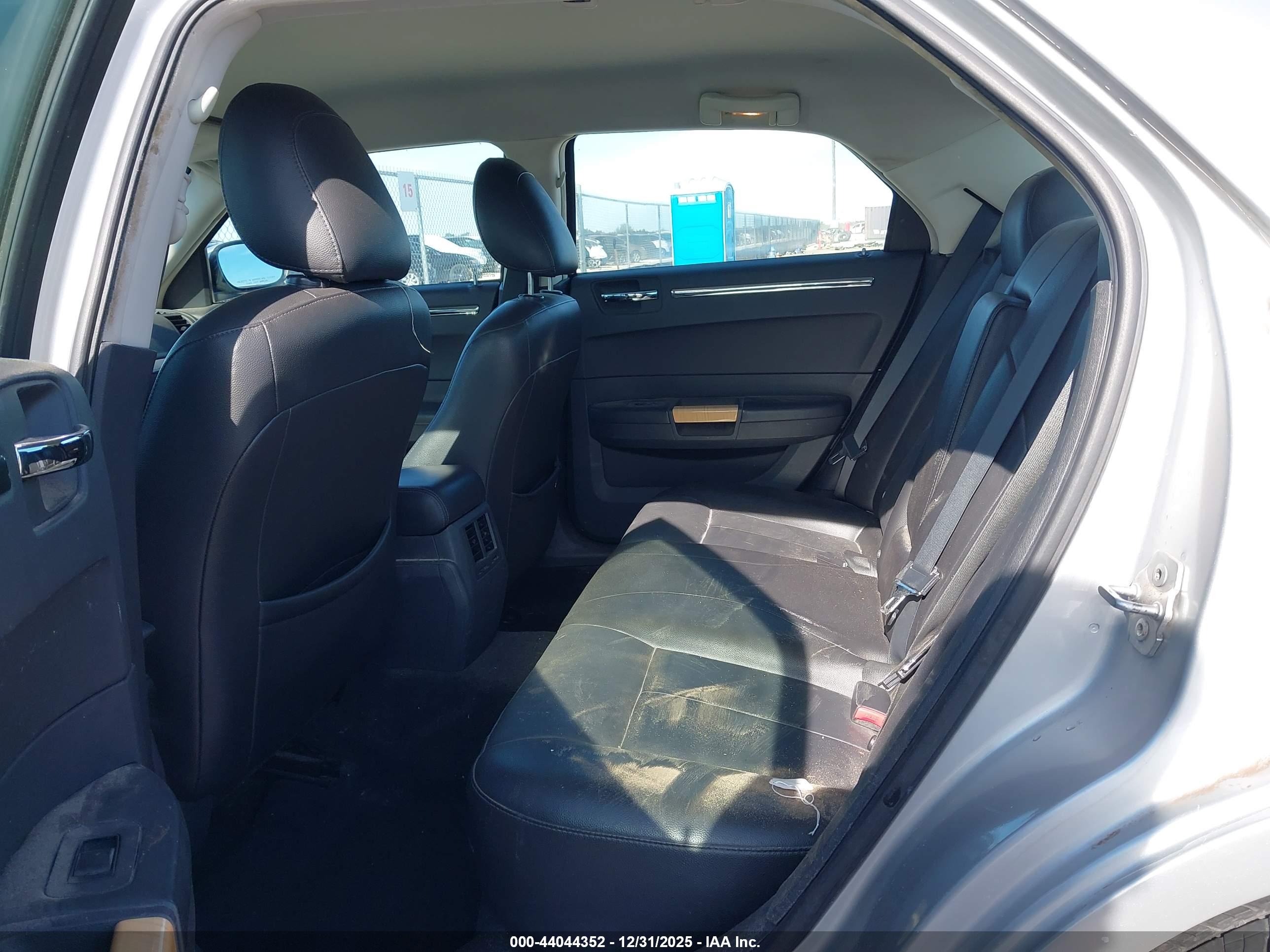 CHRYSLER 300 image 8
