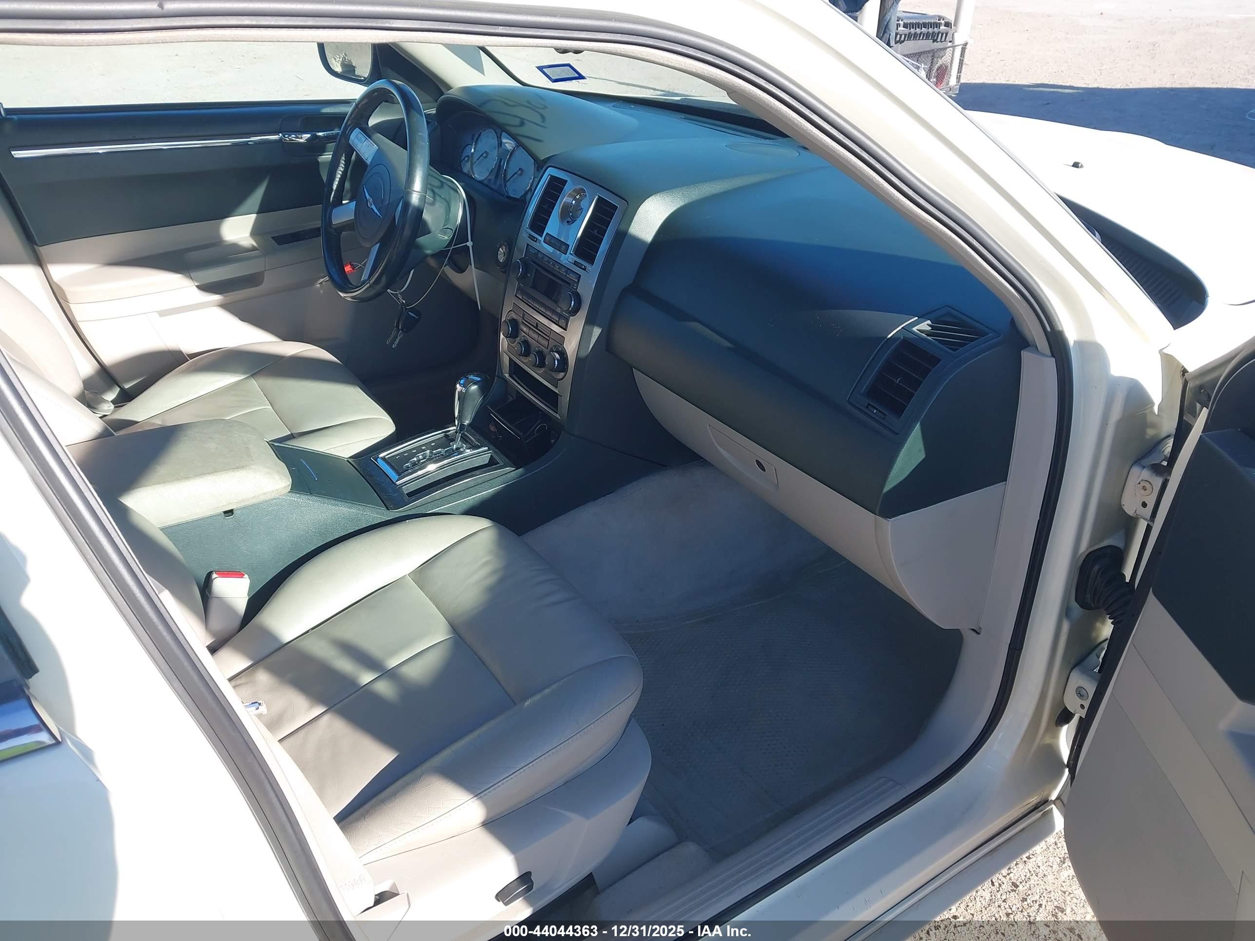 CHRYSLER 300 image 5