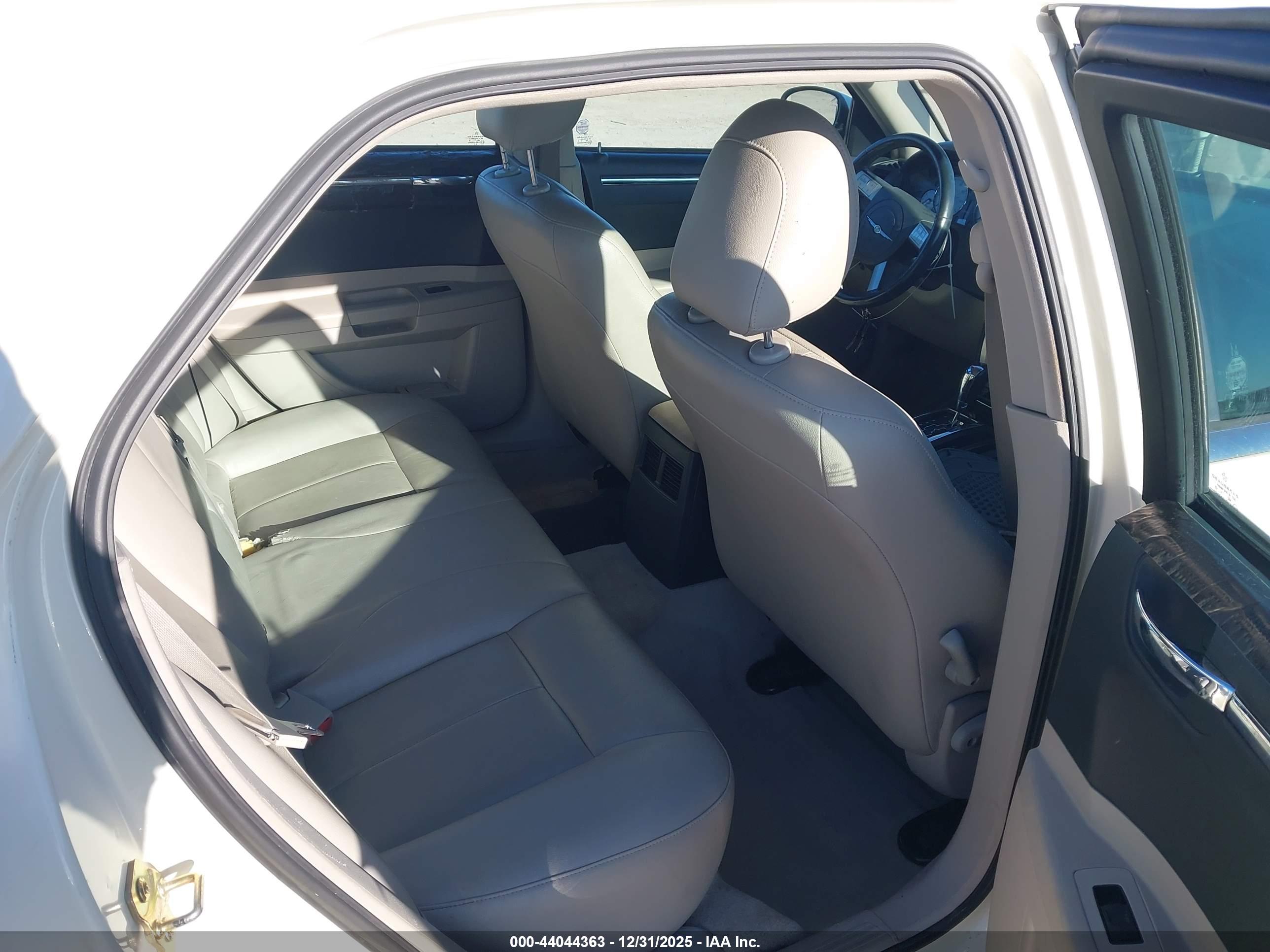 CHRYSLER 300 image 8