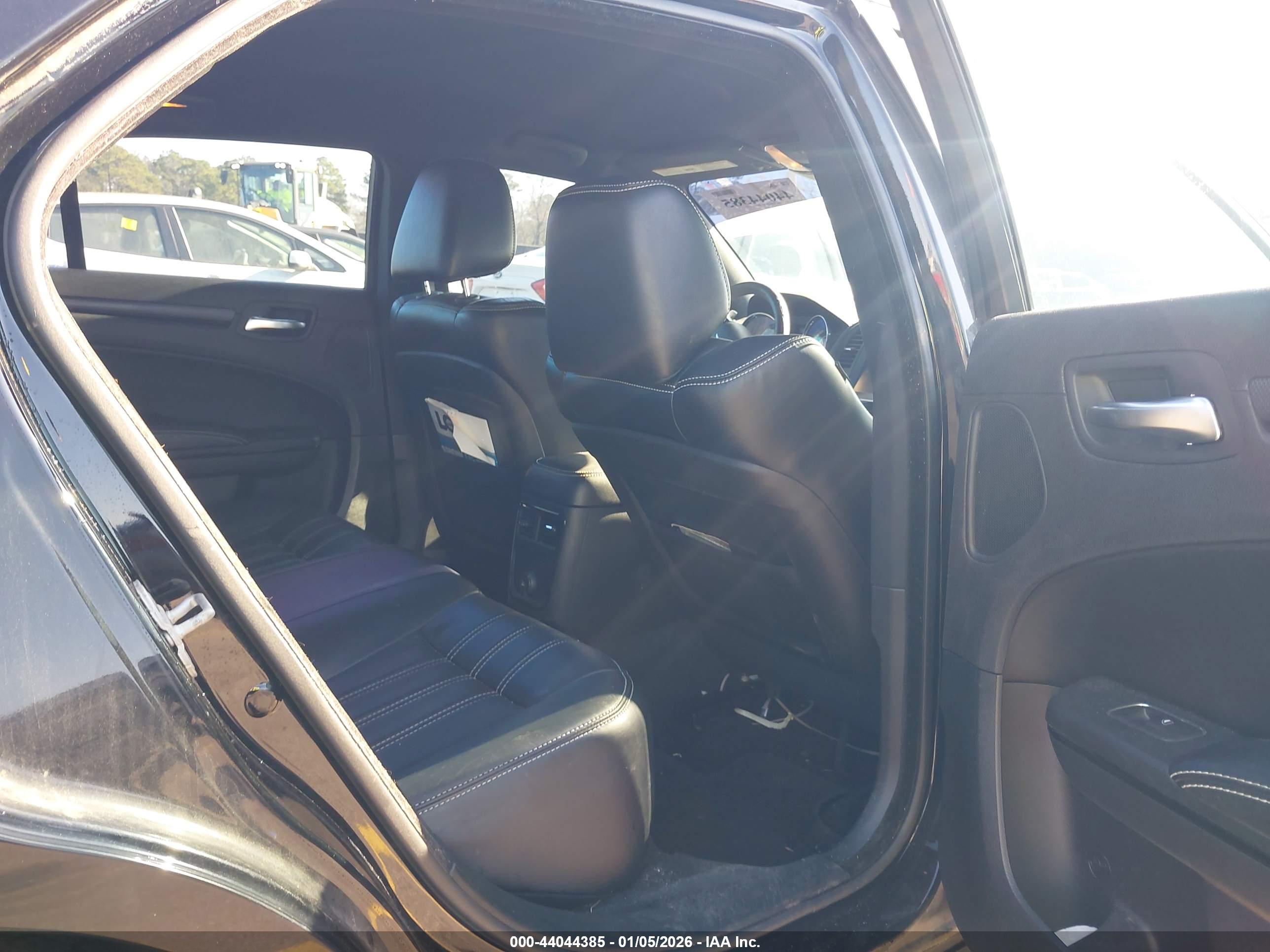 CHRYSLER 300 image 8