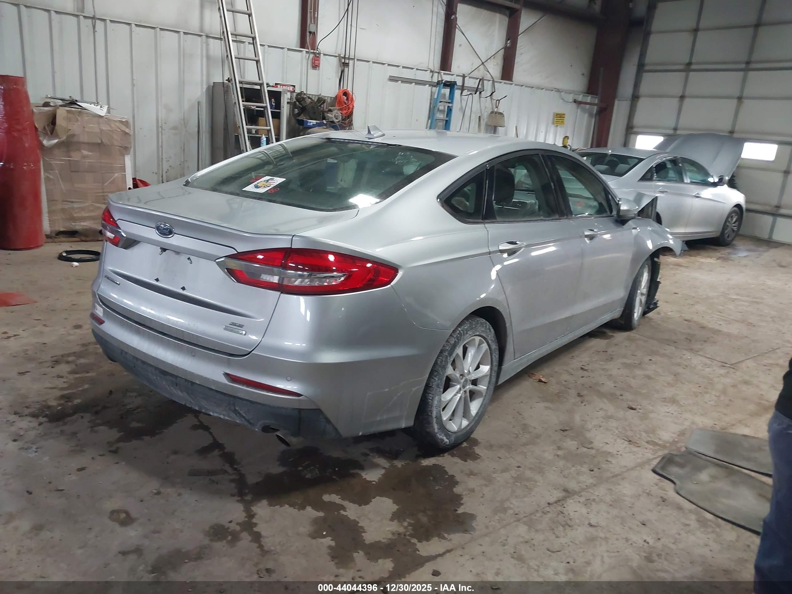 FORD FUSION image 4