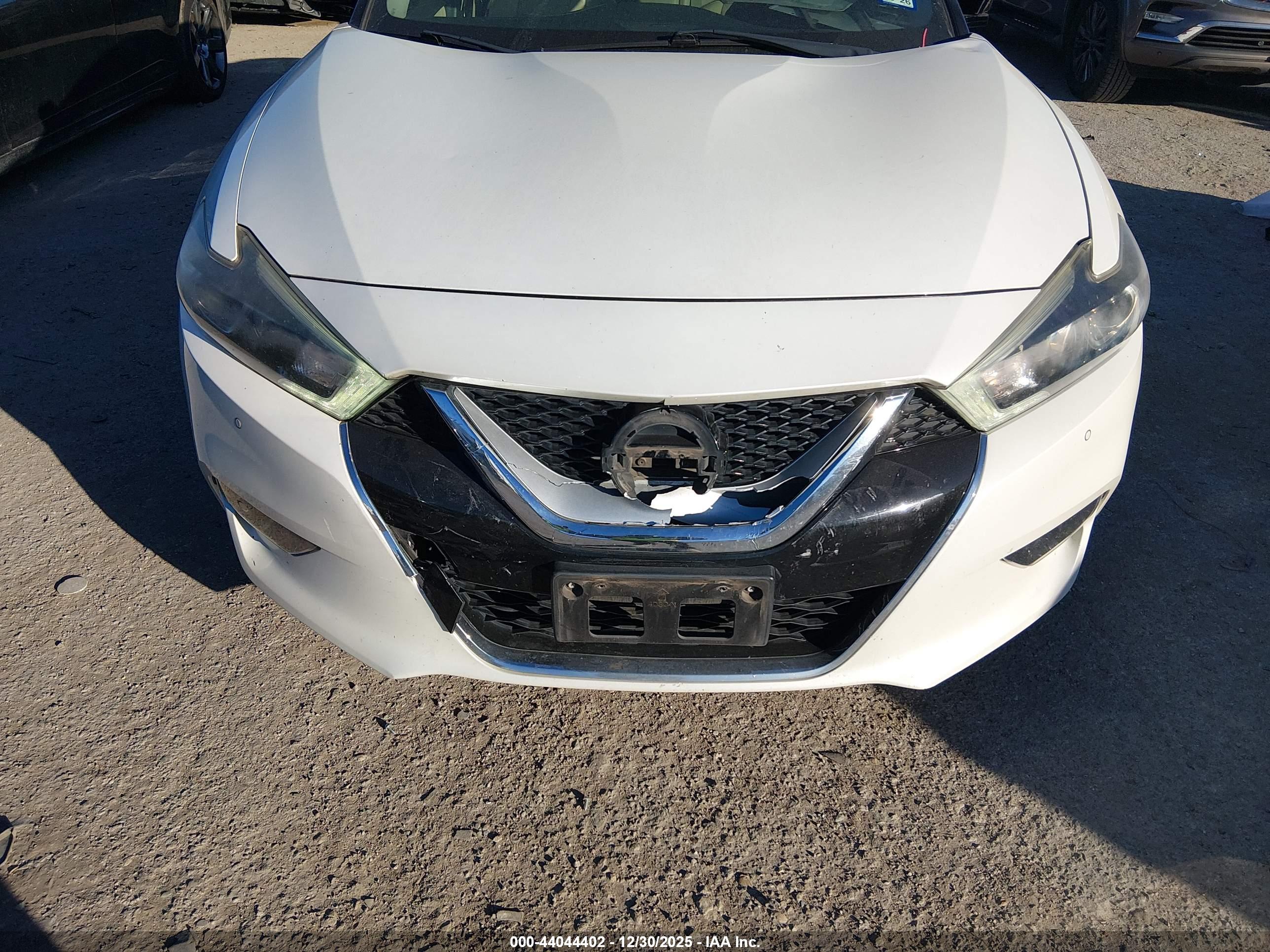 NISSAN MAXIMA image 6