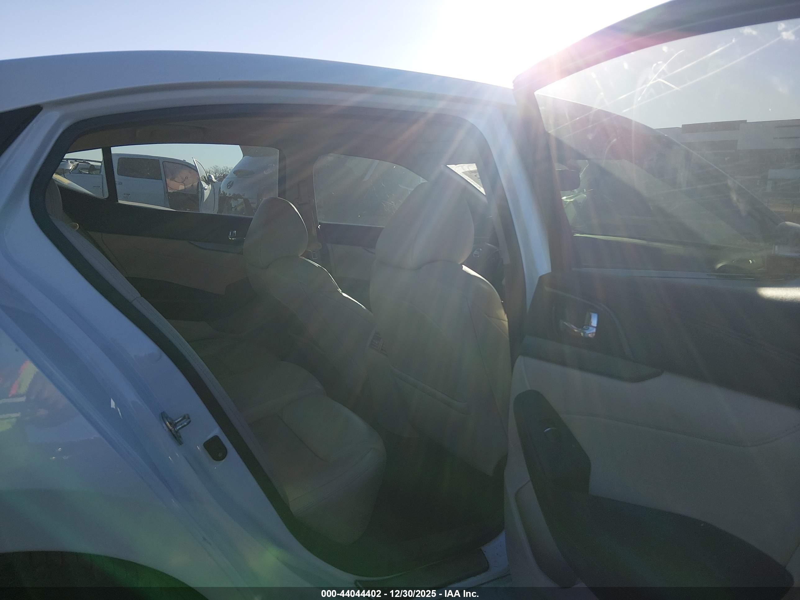 NISSAN MAXIMA image 8