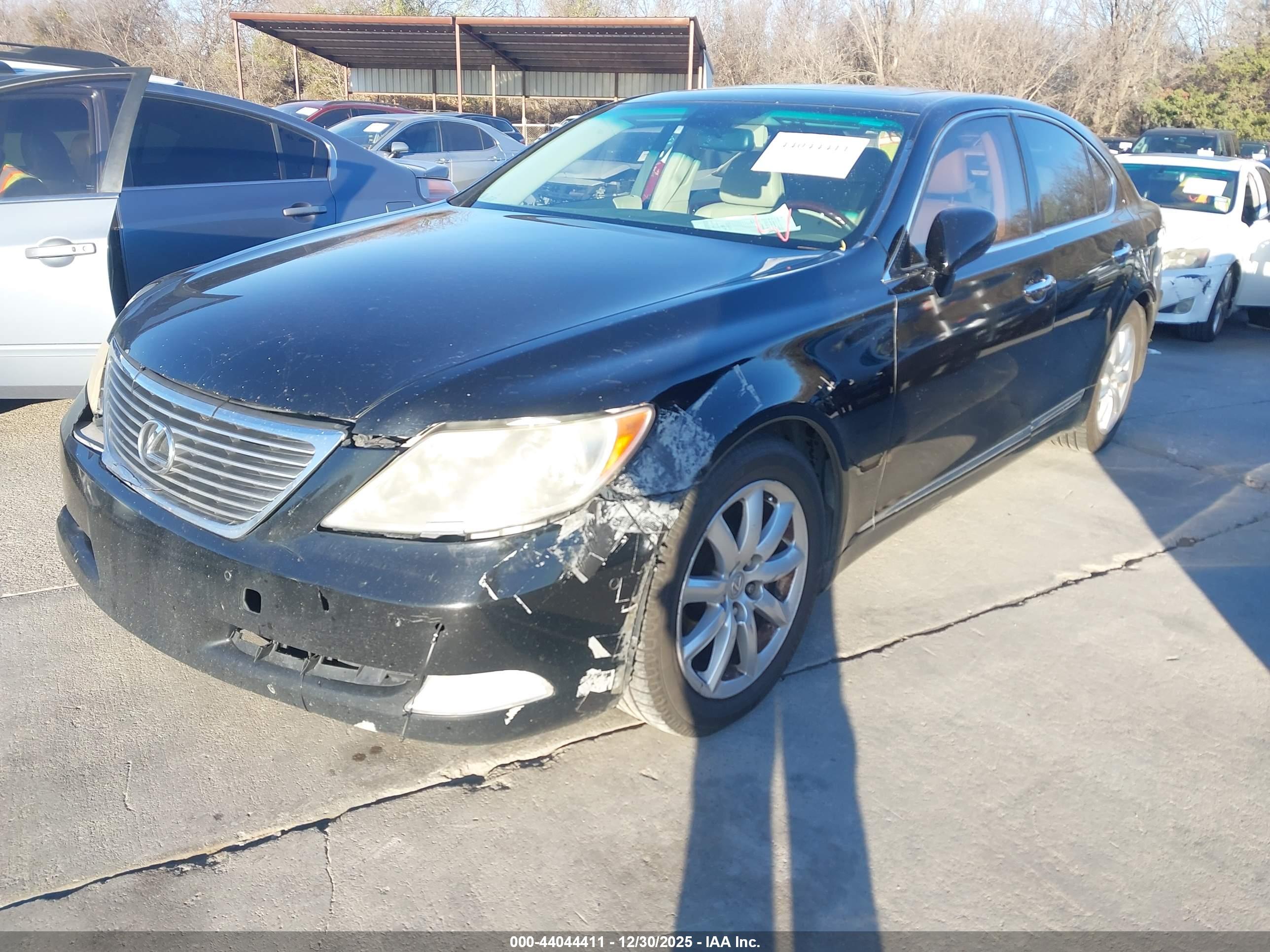 LEXUS LS image 2