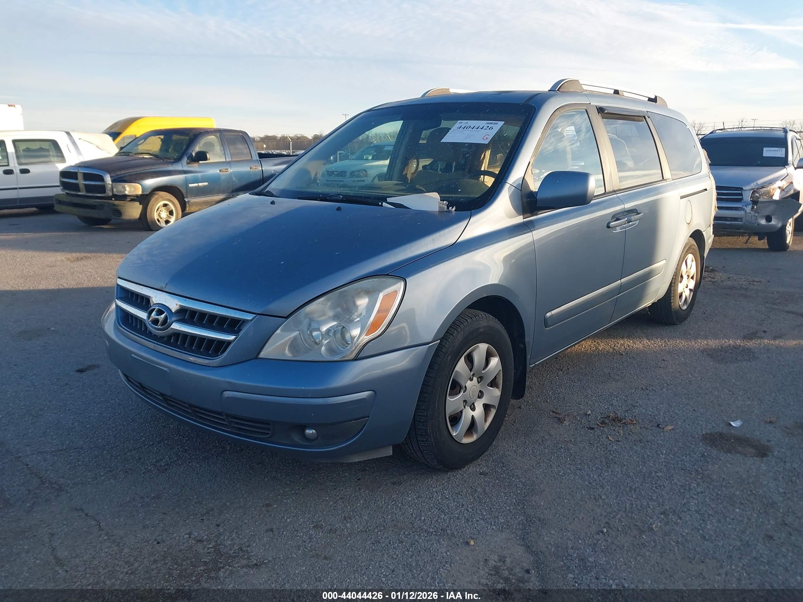 HYUNDAI ENTOURAGE image 2