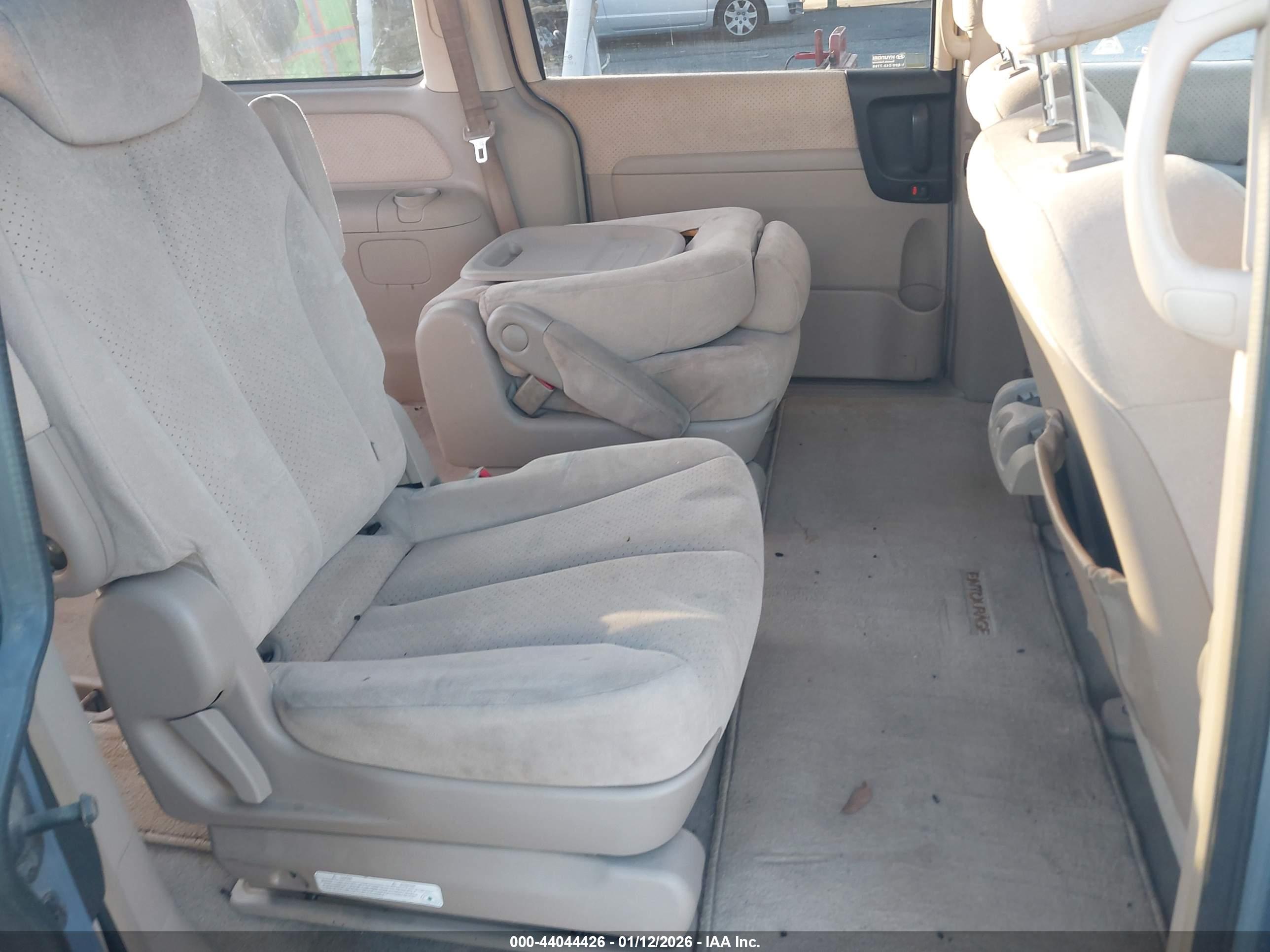 HYUNDAI ENTOURAGE image 8