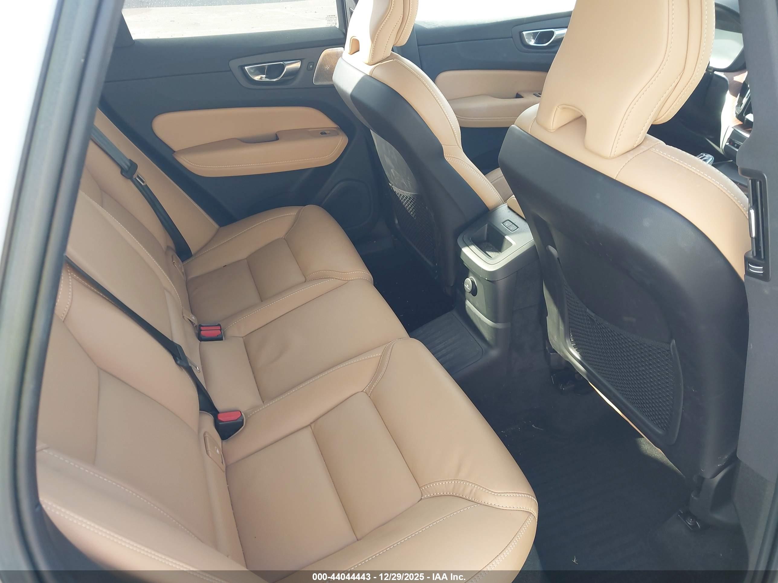 VOLVO XC60 image 8