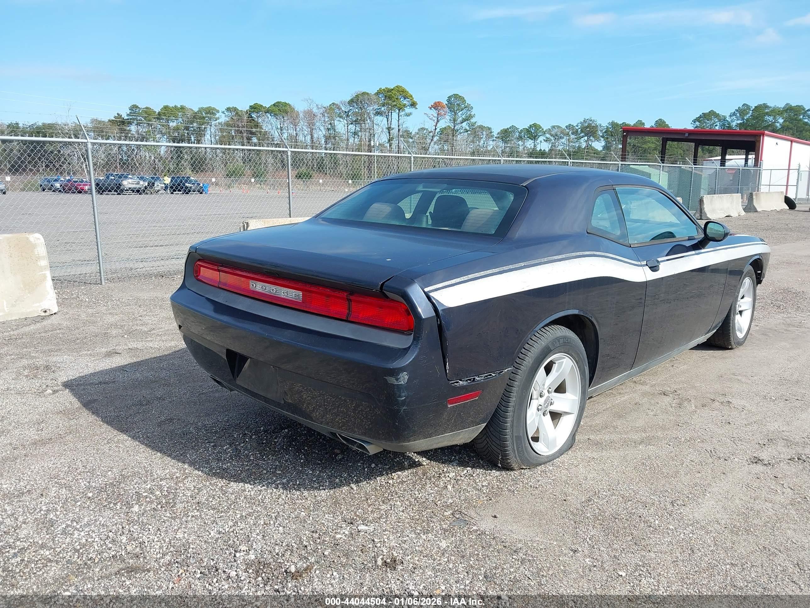 DODGE CHALLENGER image 4
