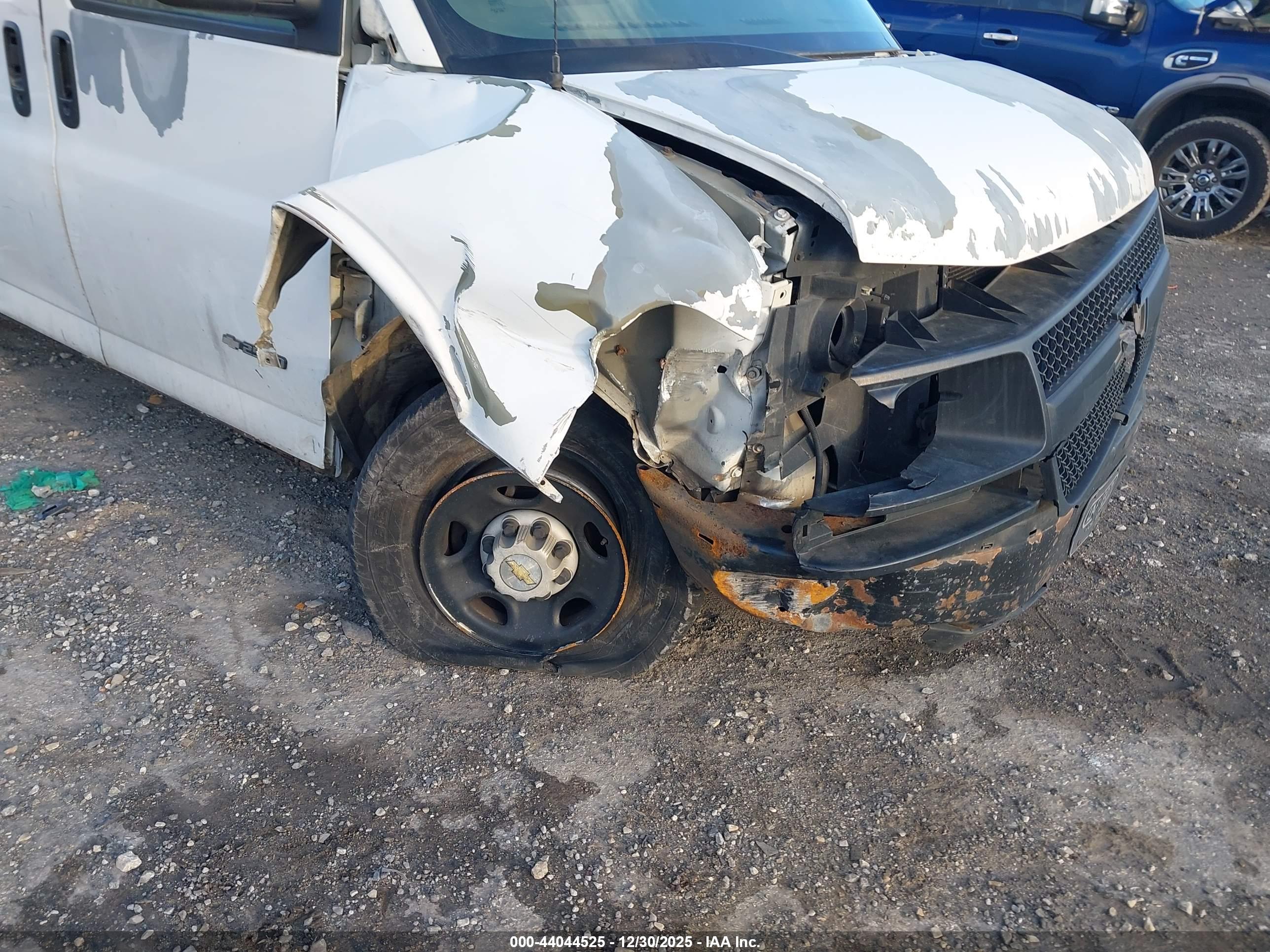 CHEVROLET EXPRESS image 6