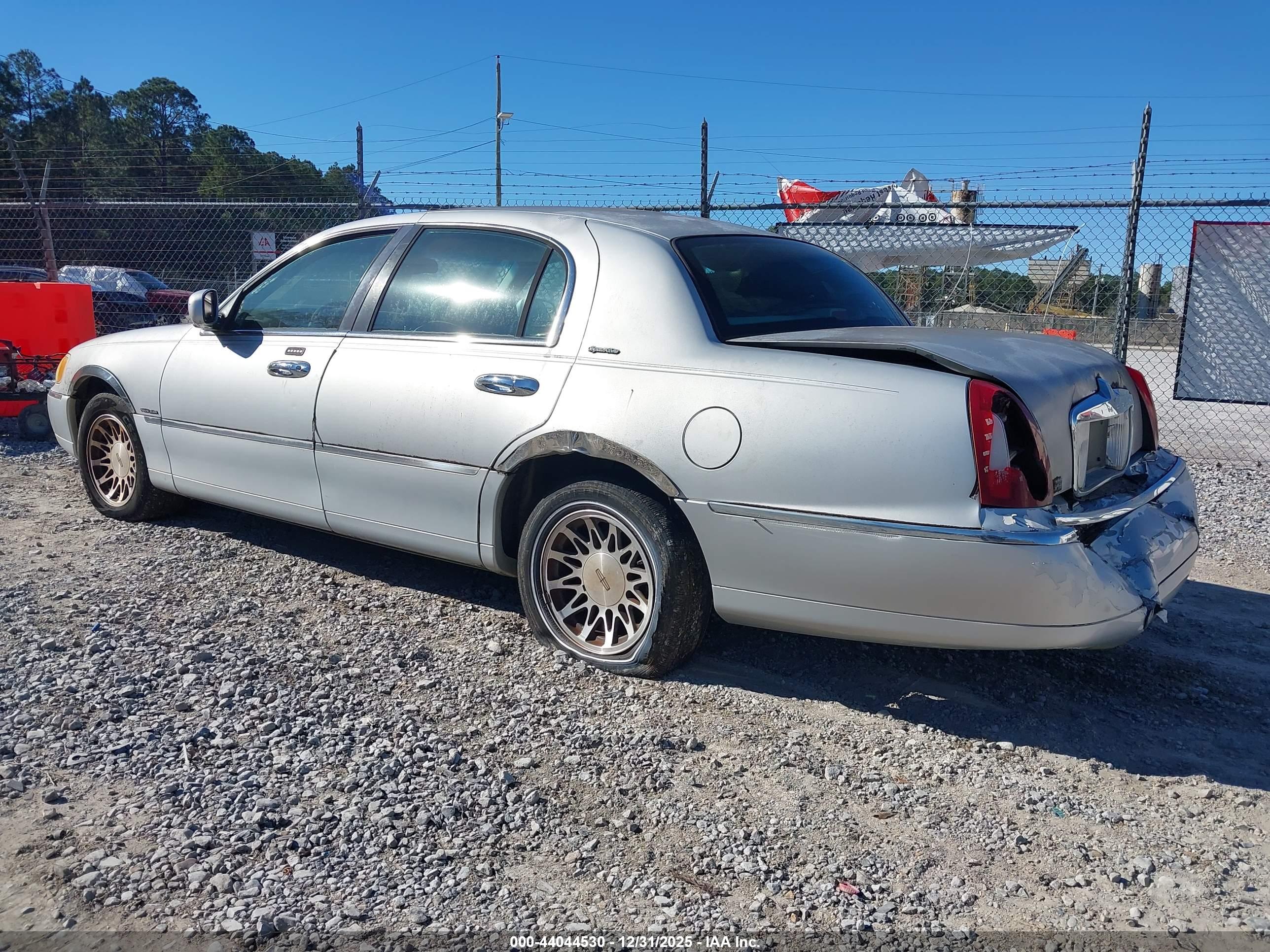 LINCOLN TOWN image 3