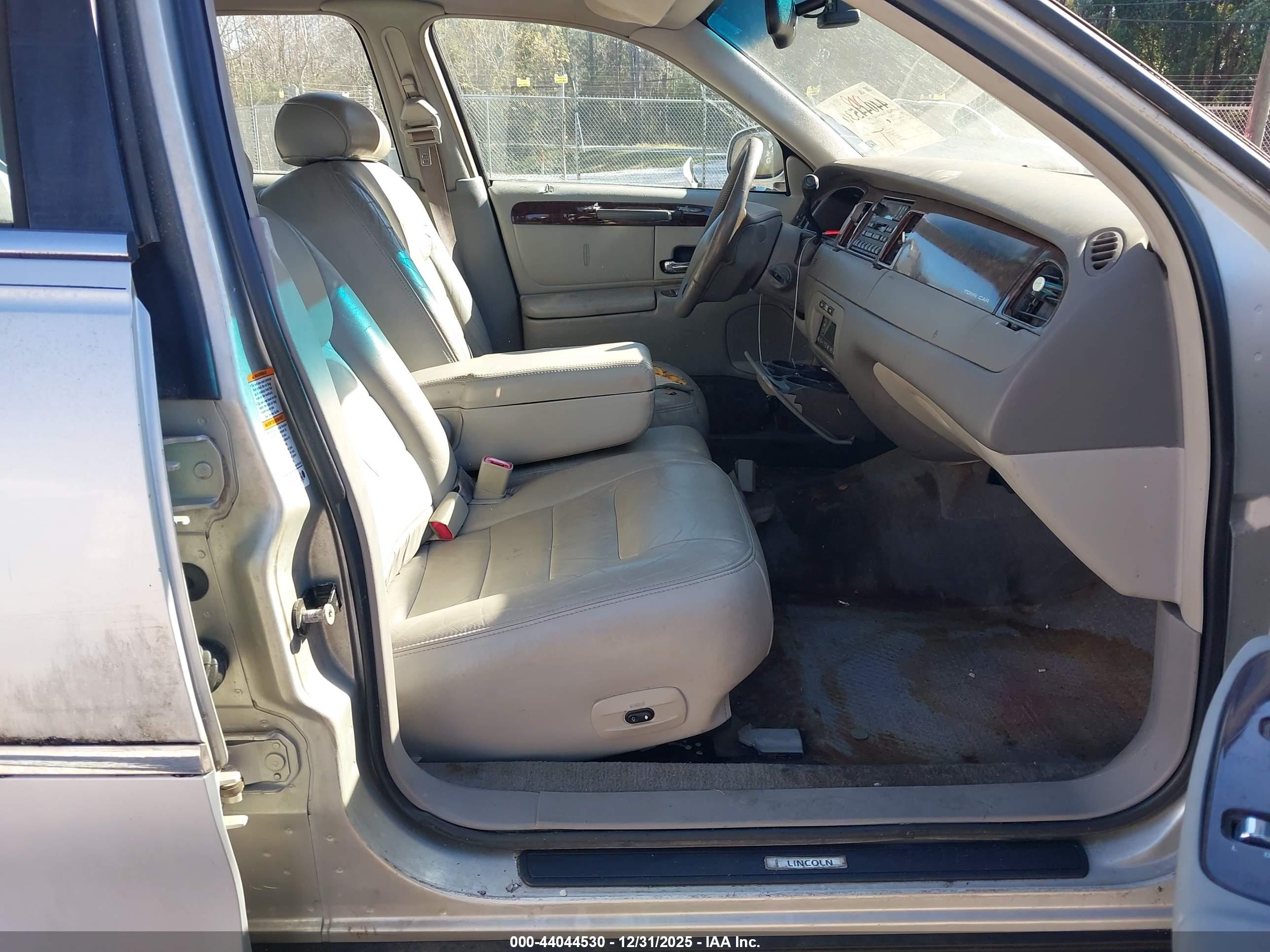 LINCOLN TOWN image 5