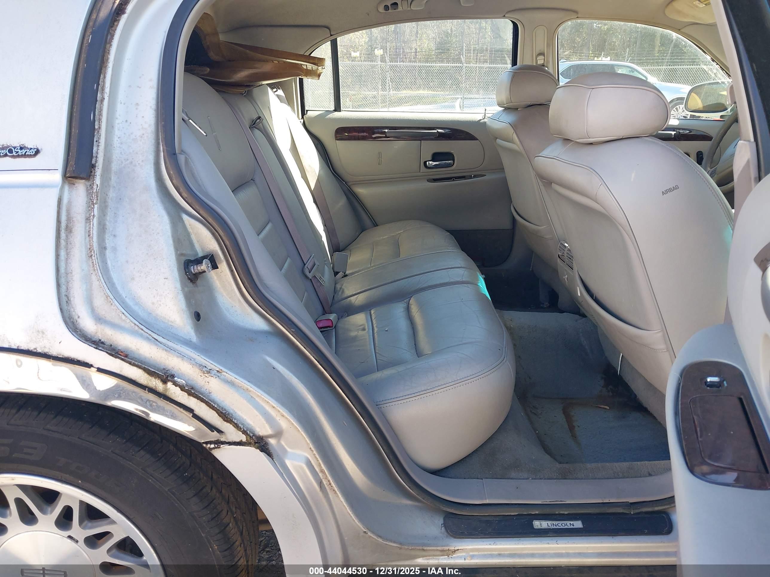 LINCOLN TOWN image 8