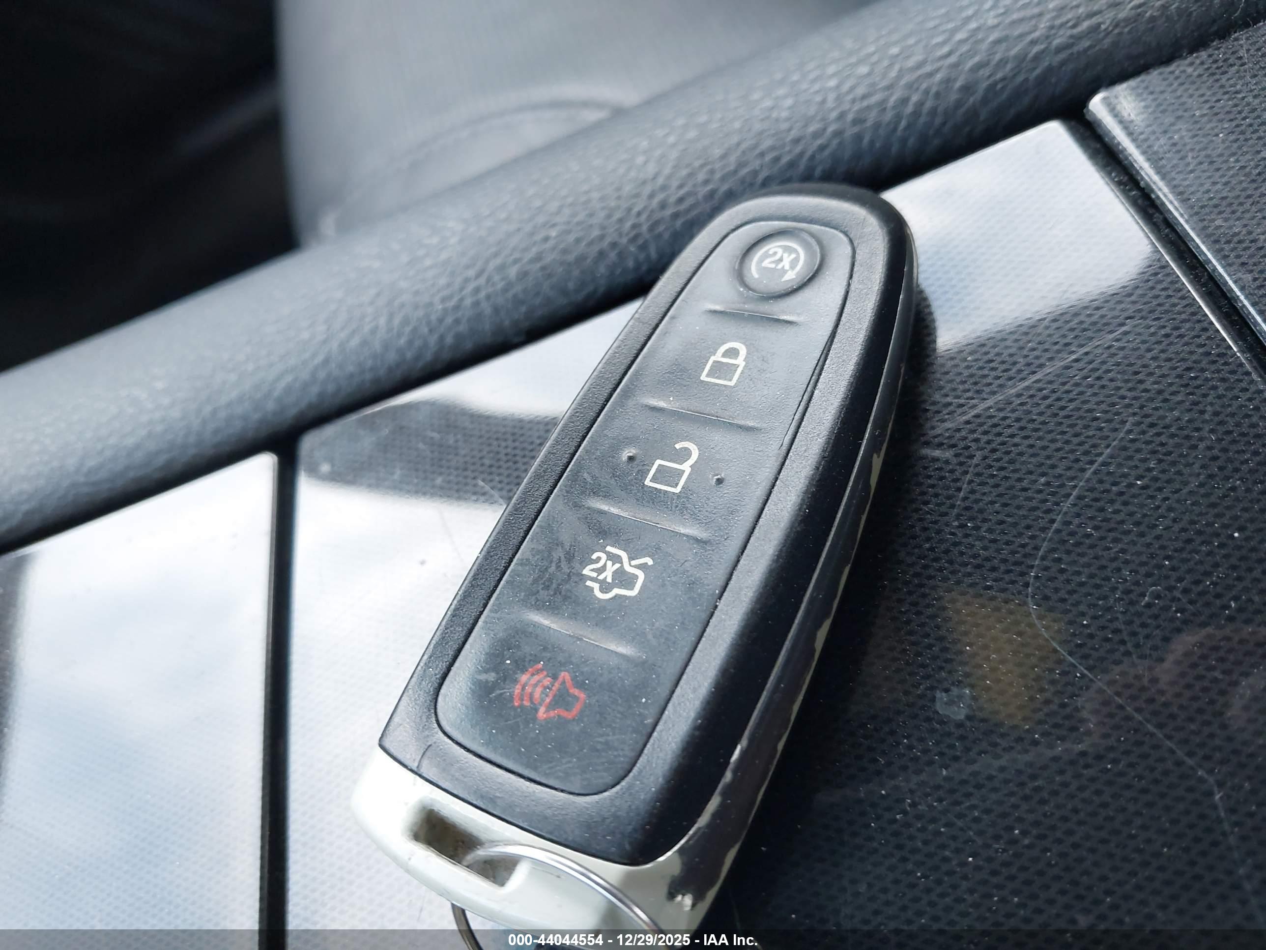 FORD TAURUS image 11