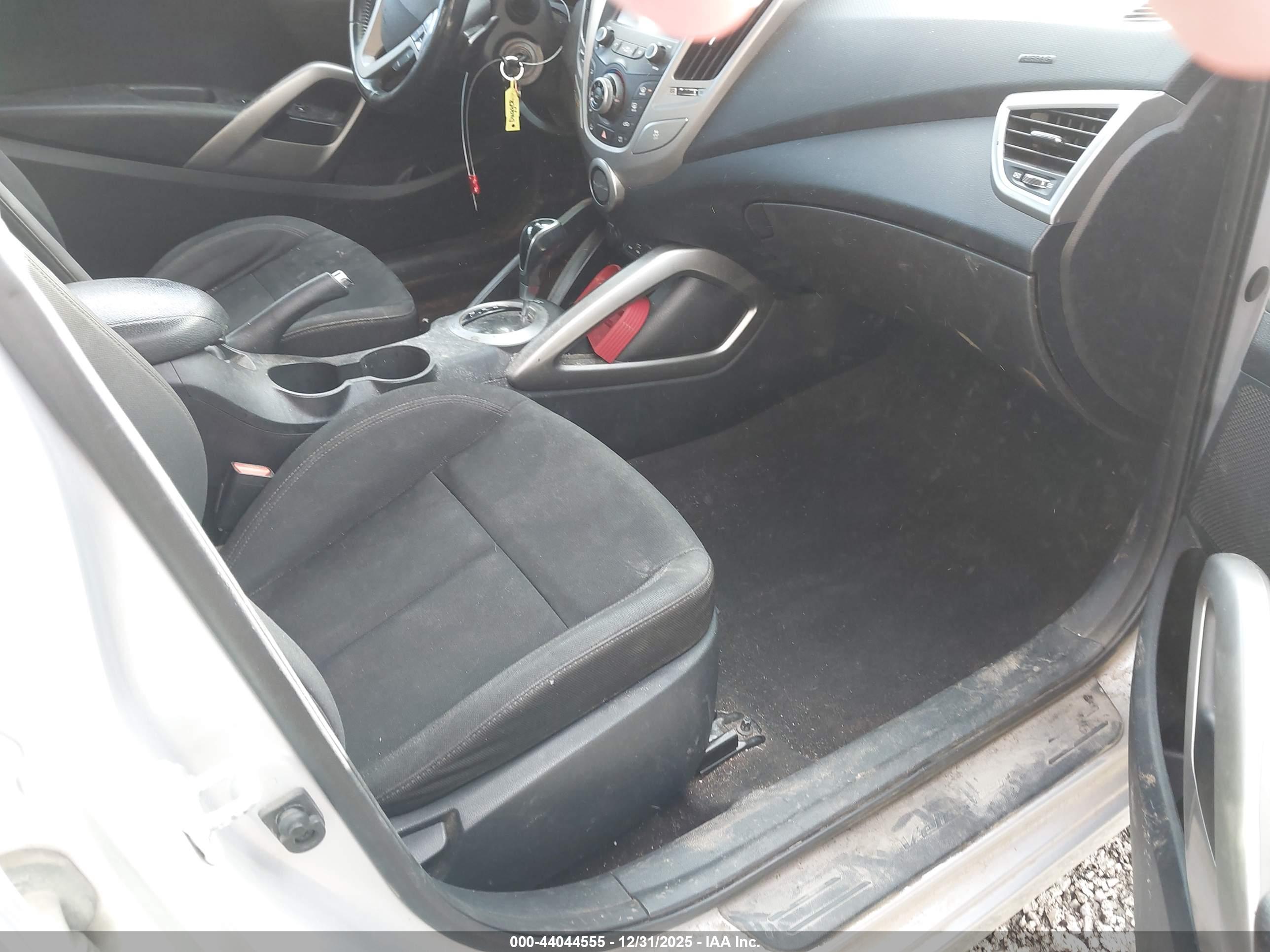 HYUNDAI VELOSTER image 5