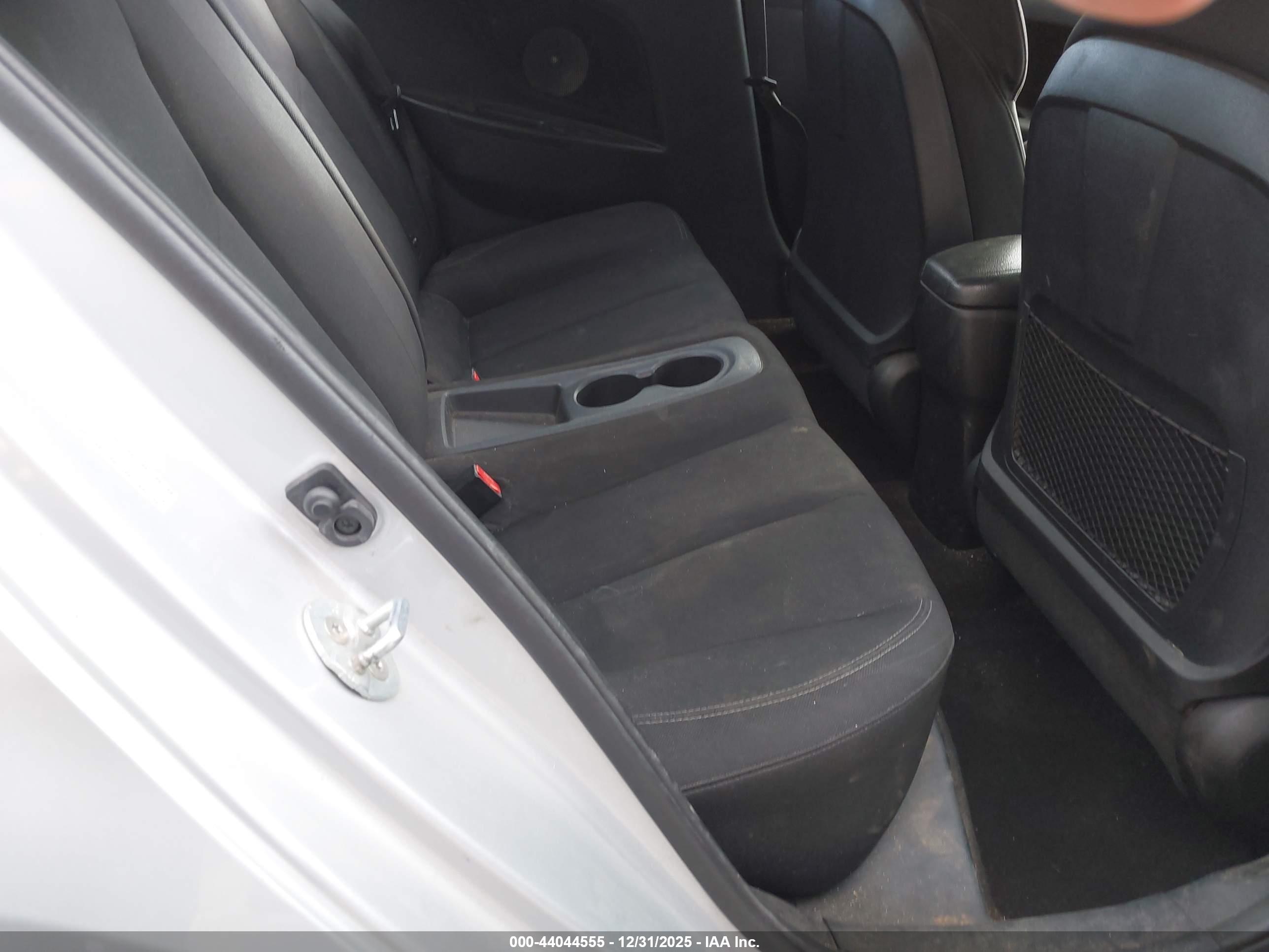 HYUNDAI VELOSTER image 8