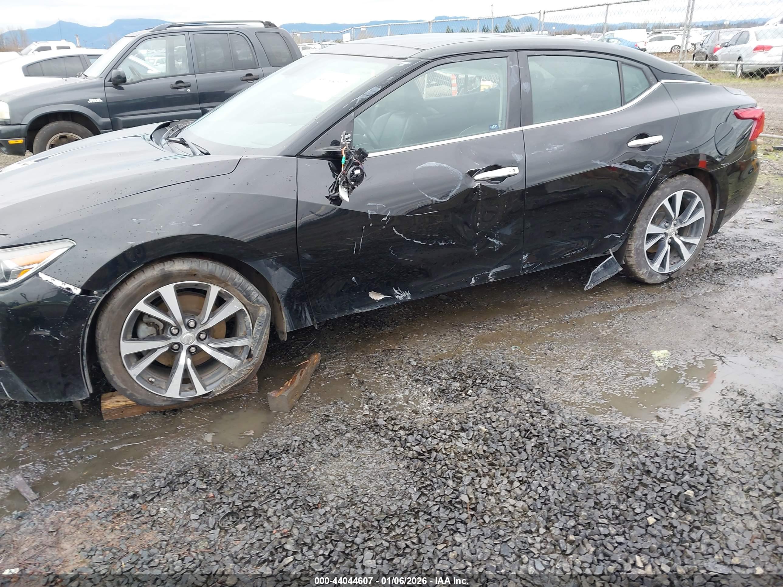 NISSAN MAXIMA image 6